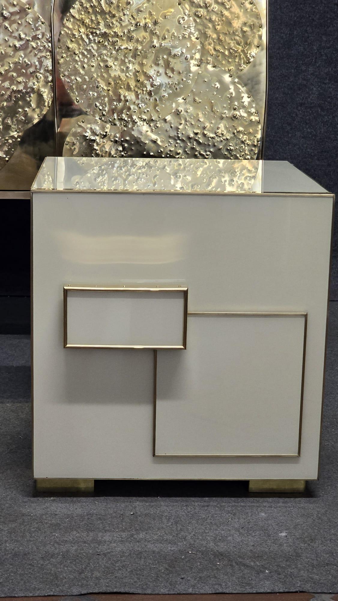 pair of deco style bedside tables in glass and brass justfurnituress in vendita 2