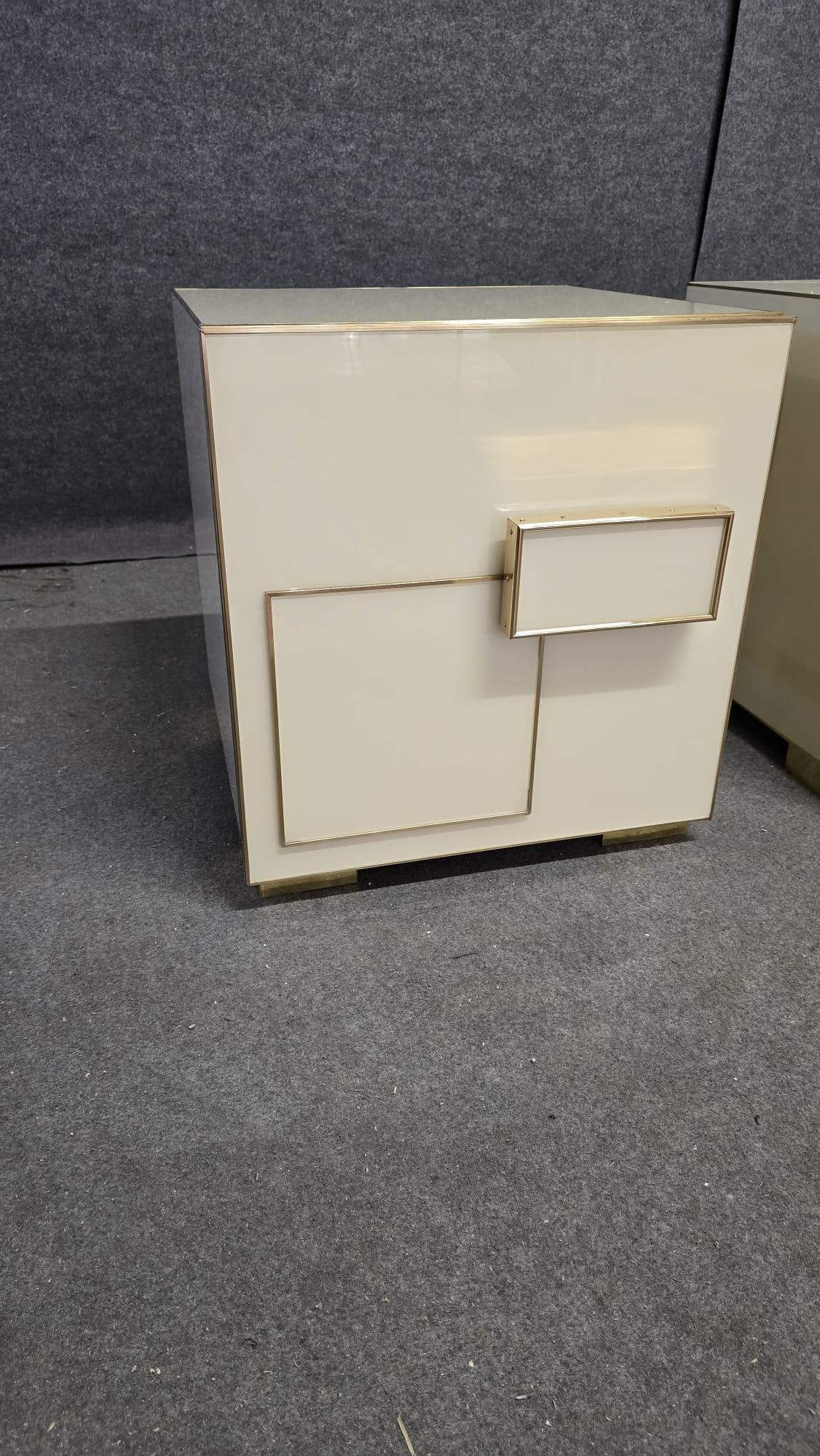 pair of deco style bedside tables in glass and brass justfurnituress in vendita 3