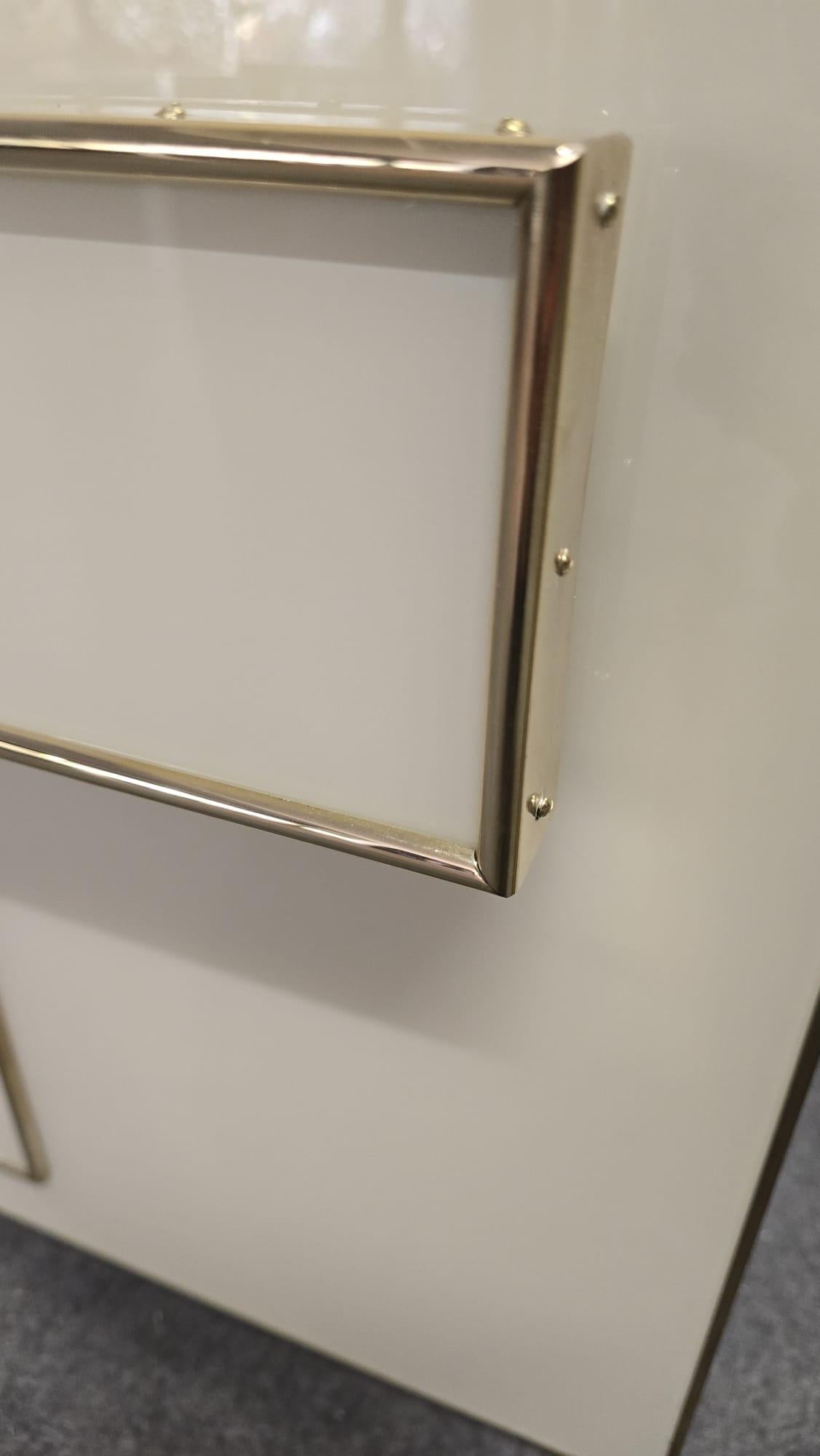 pair of deco style bedside tables in glass and brass justfurnituress in vendita 4