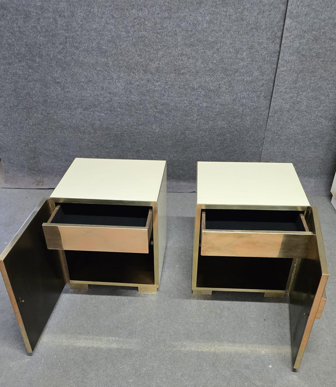 Art Déco pair of deco style bedside tables in glass and brass justfurnituress in vendita