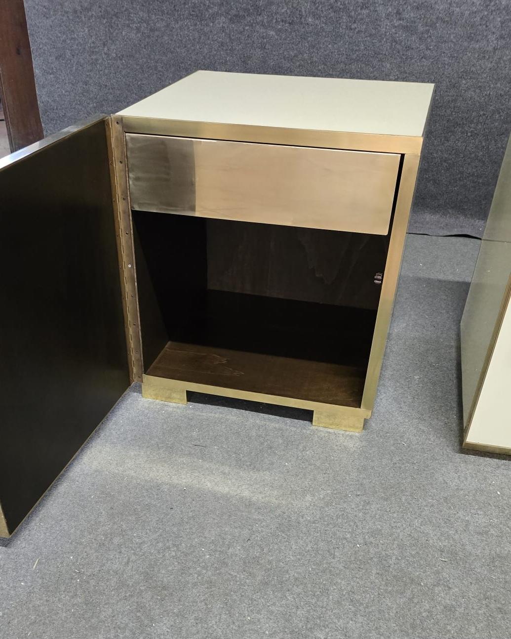 Italian pair of deco style bedside tables in glass and brass justfurnituress in vendita