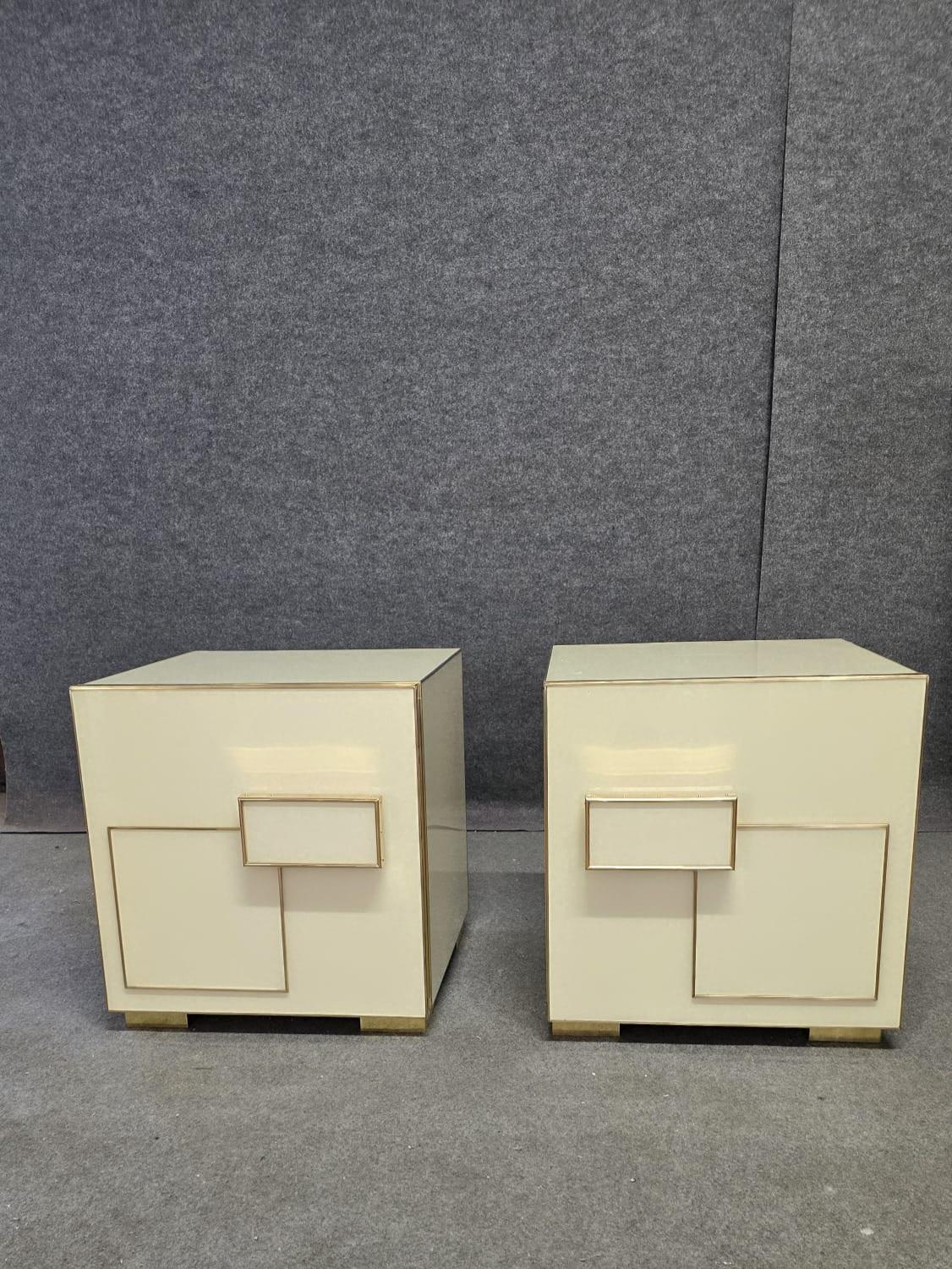 Fatto a mano pair of deco style bedside tables in glass and brass justfurnituress in vendita