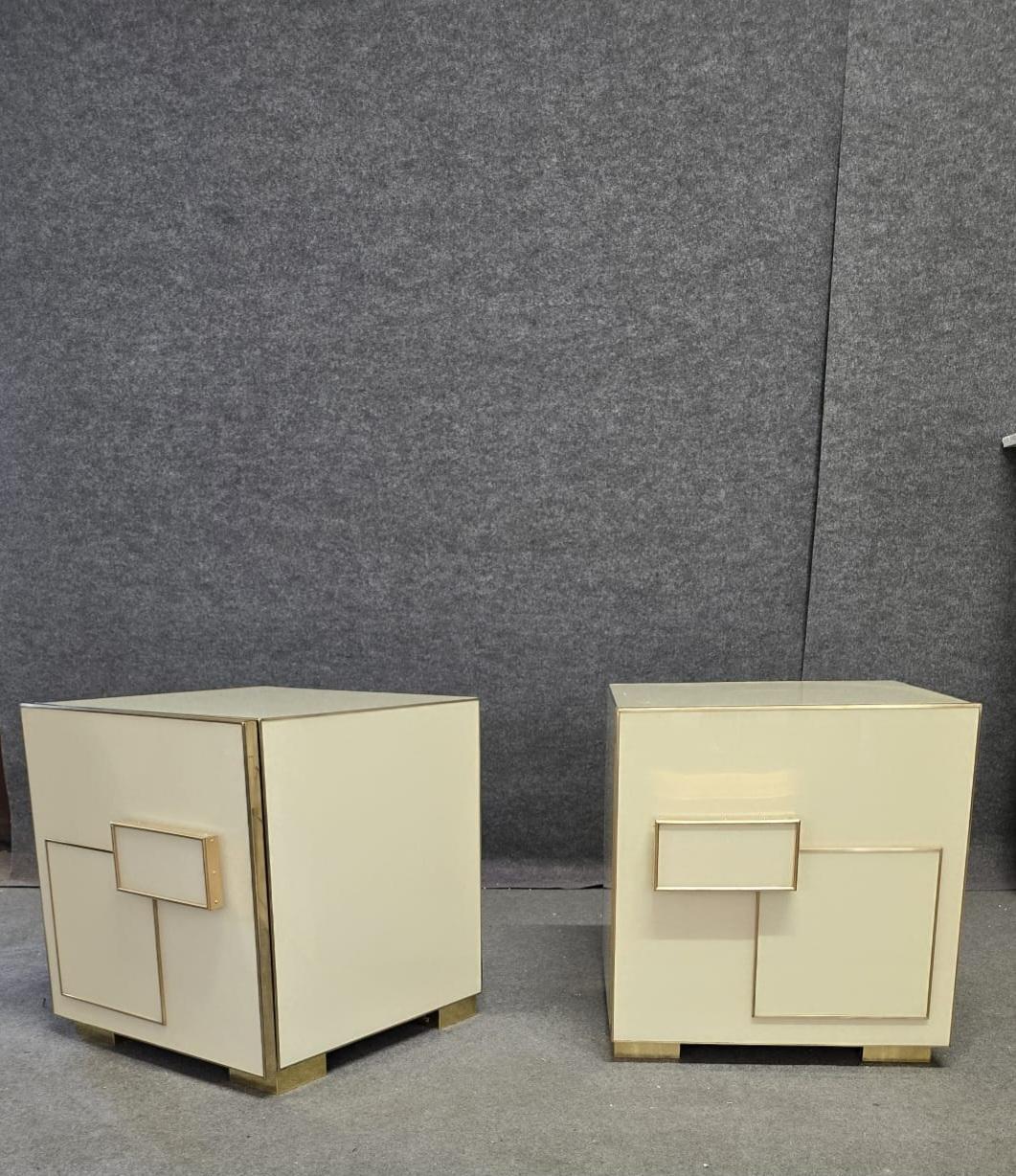 pair of deco style bedside tables in glass and brass justfurnituress In condizioni Nuovo in vendita a Guazzora, IT