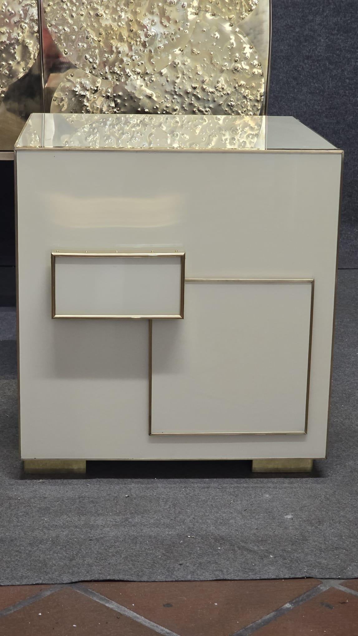 Ottone pair of deco style bedside tables in glass and brass justfurnituress in vendita