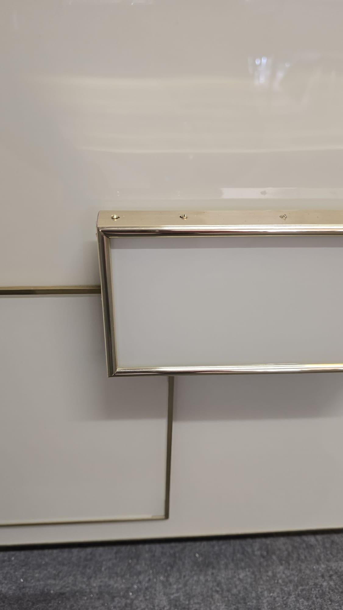 pair of deco style bedside tables in glass and brass justfurnituress in vendita 1