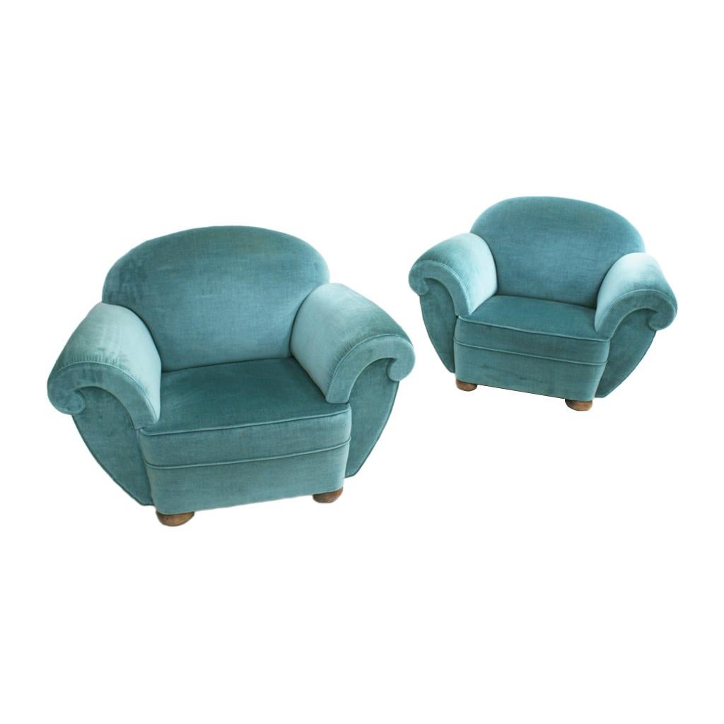 Paar Sessel im Stil des Art Déco, aus Massivholz und aquamarinfarbenem Baumwollsamt gepolstert. Frankreich 1920er Jahre.