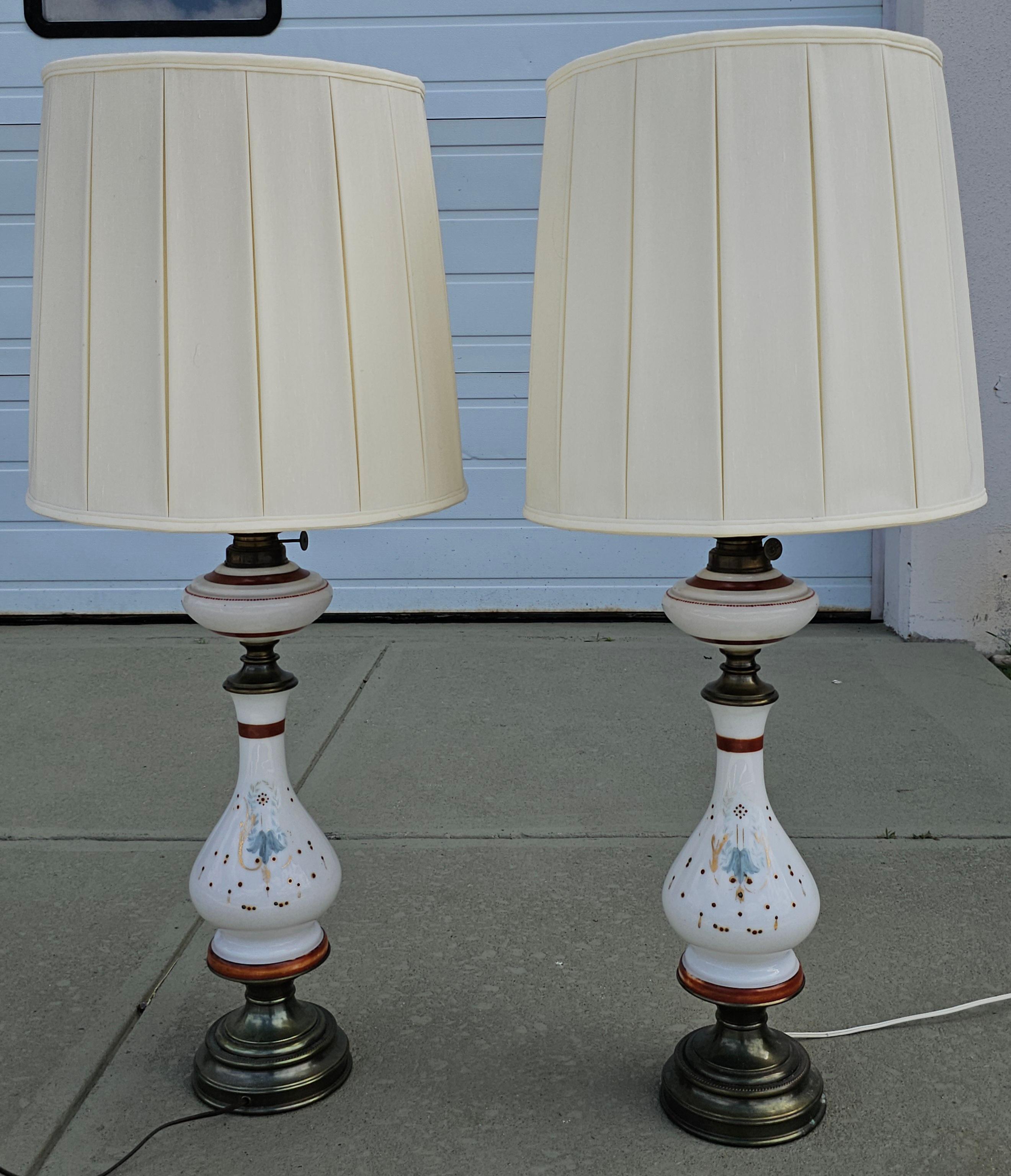 Ein Paar dekorierte Milchglas mit Ölbrenner Armaturen Tischlampen.
Messen Sie 6