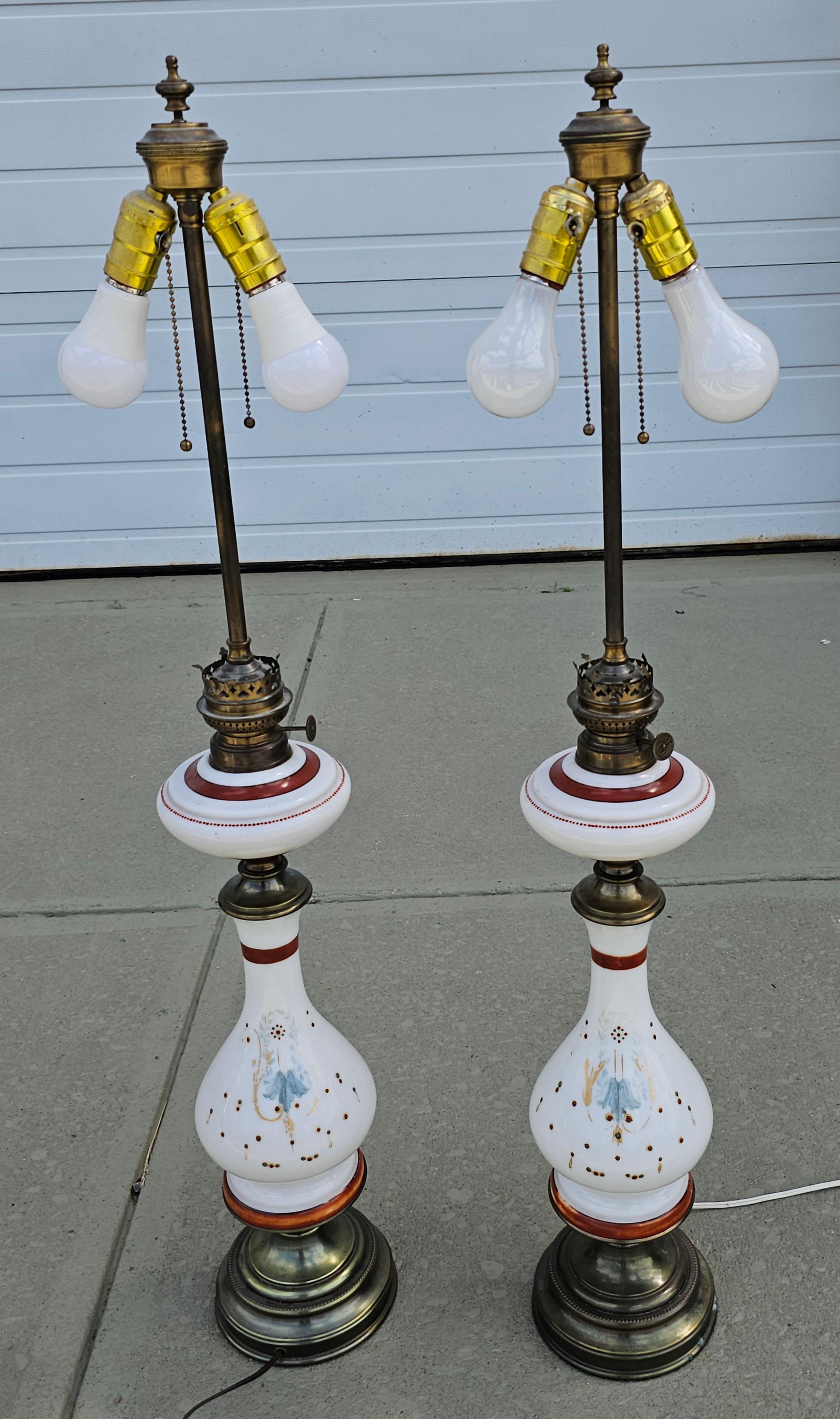 Paar verzierte Milchglas-Tischlampen mit Ölbrenner-Fassung (amerikanisch) im Angebot