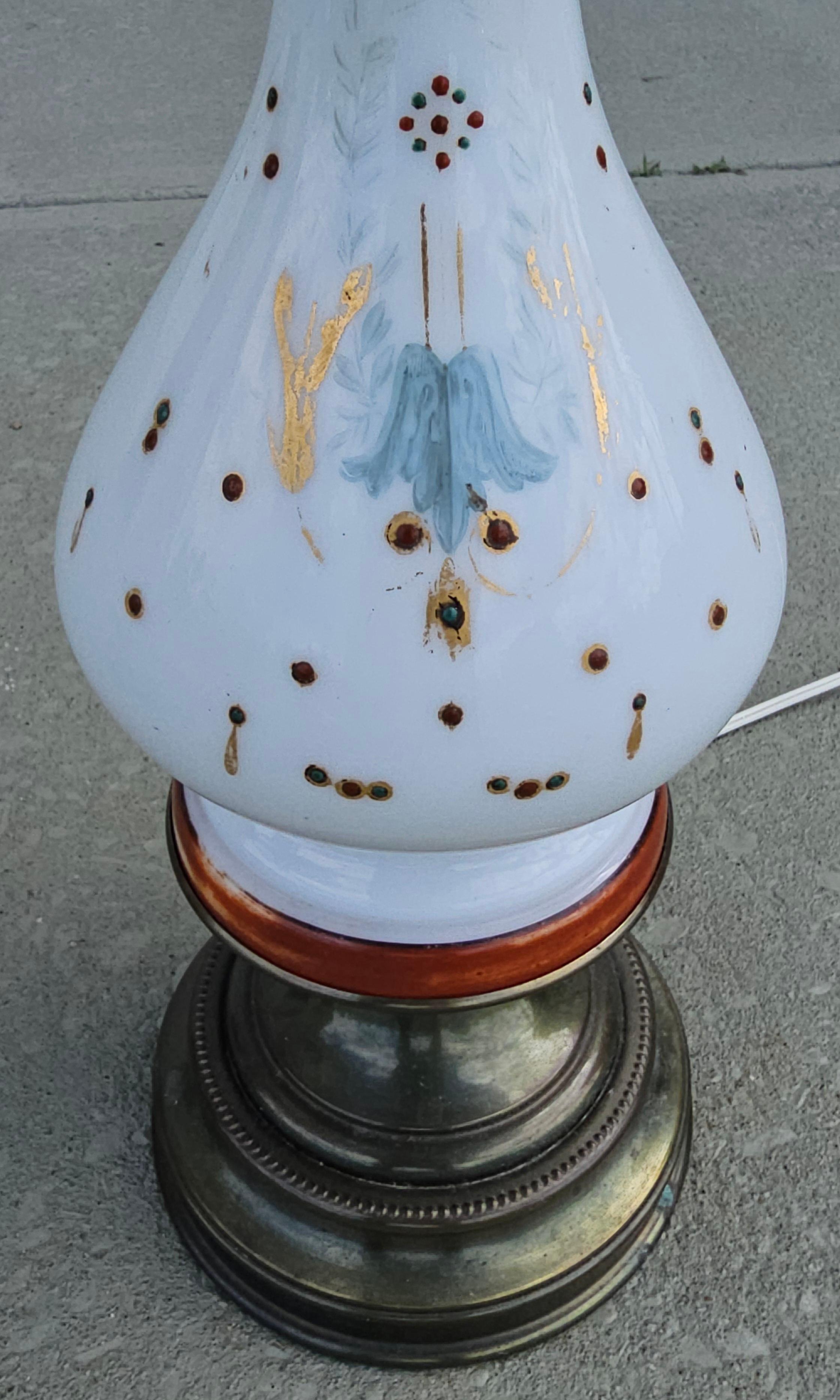 Paar verzierte Milchglas-Tischlampen mit Ölbrenner-Fassung (Gemalt) im Angebot