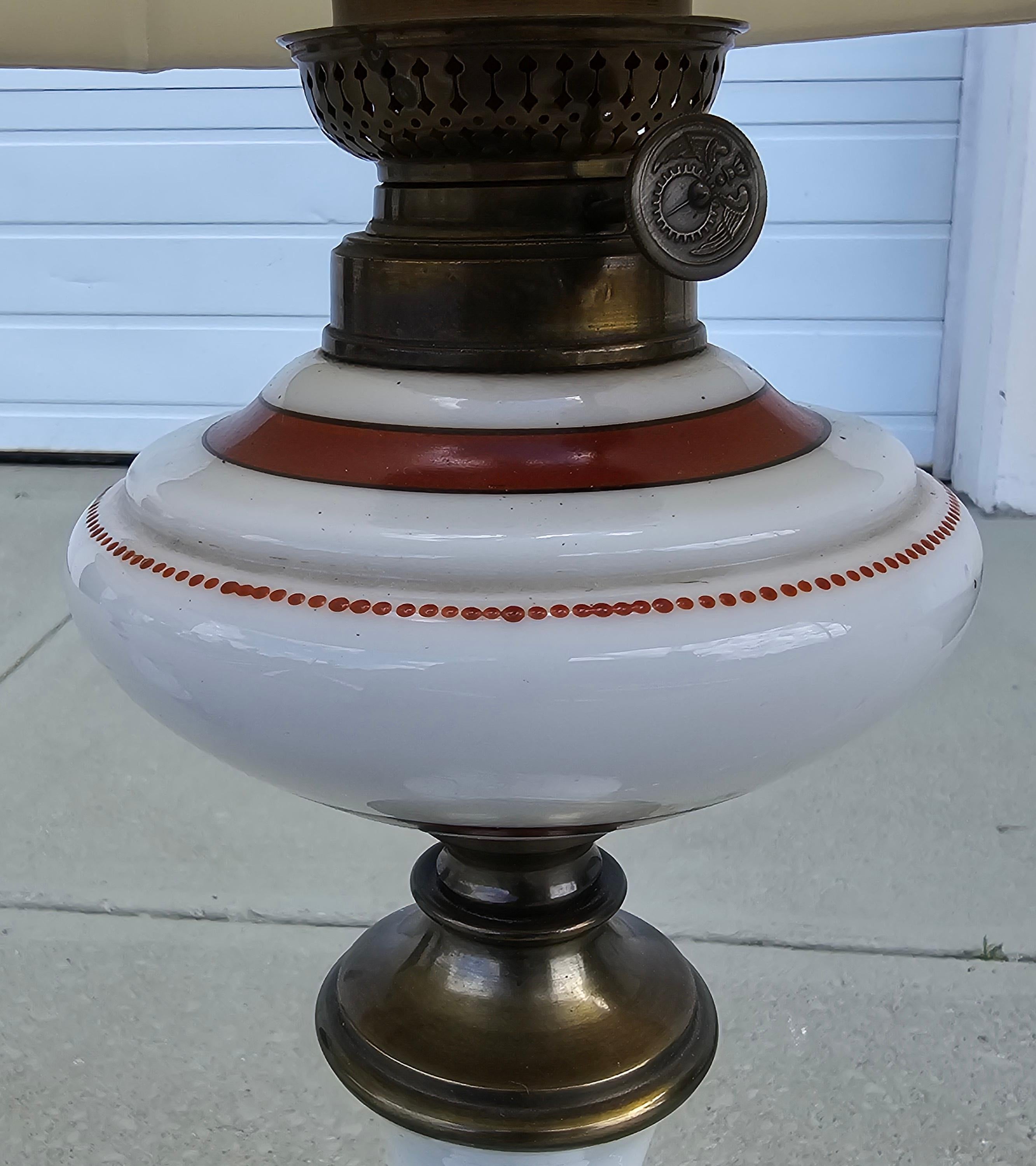 Paar verzierte Milchglas-Tischlampen mit Ölbrenner-Fassung im Zustand „Gut“ im Angebot in Germantown, MD