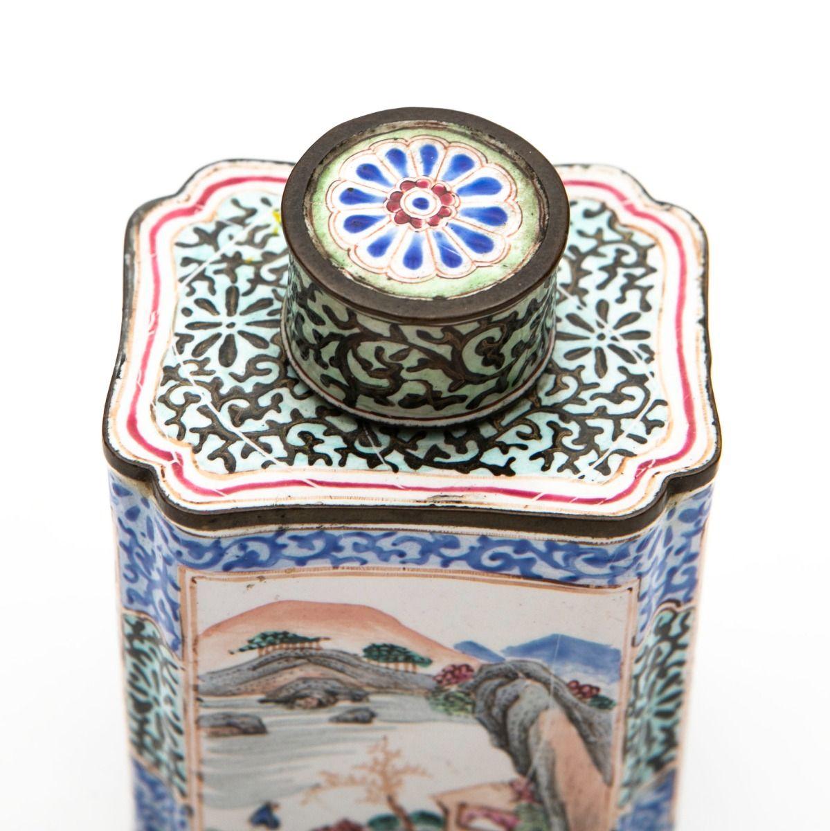 Pair of decorative 18th Century Hand-Painted Canton Enamel Tea Caddies In Good Condition For Sale In Kastrup, DK