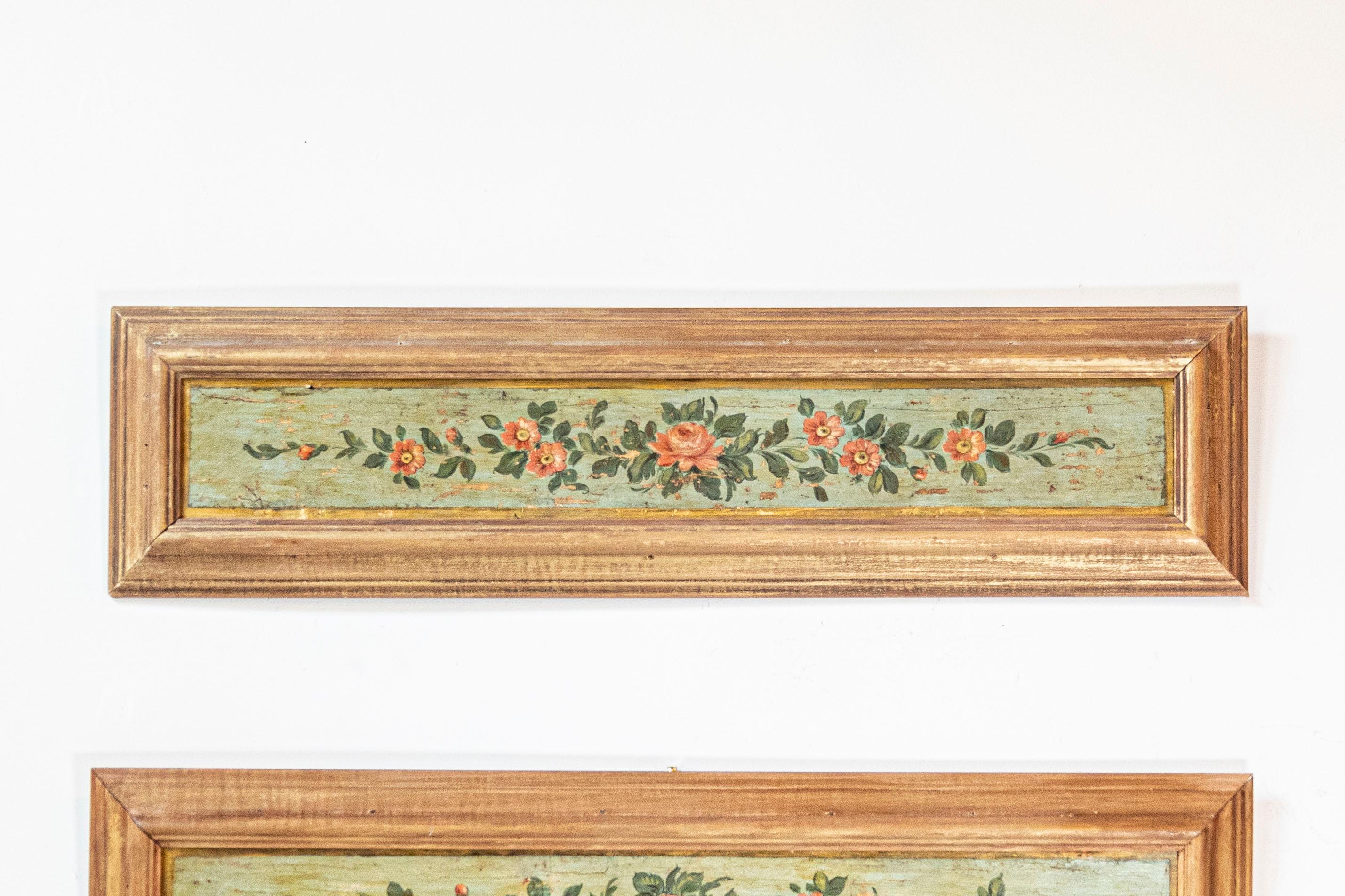 Pareja de paneles decorativos pintados con motivos florales del siglo XIX con marcos nuevos envejecidos en venta 3
