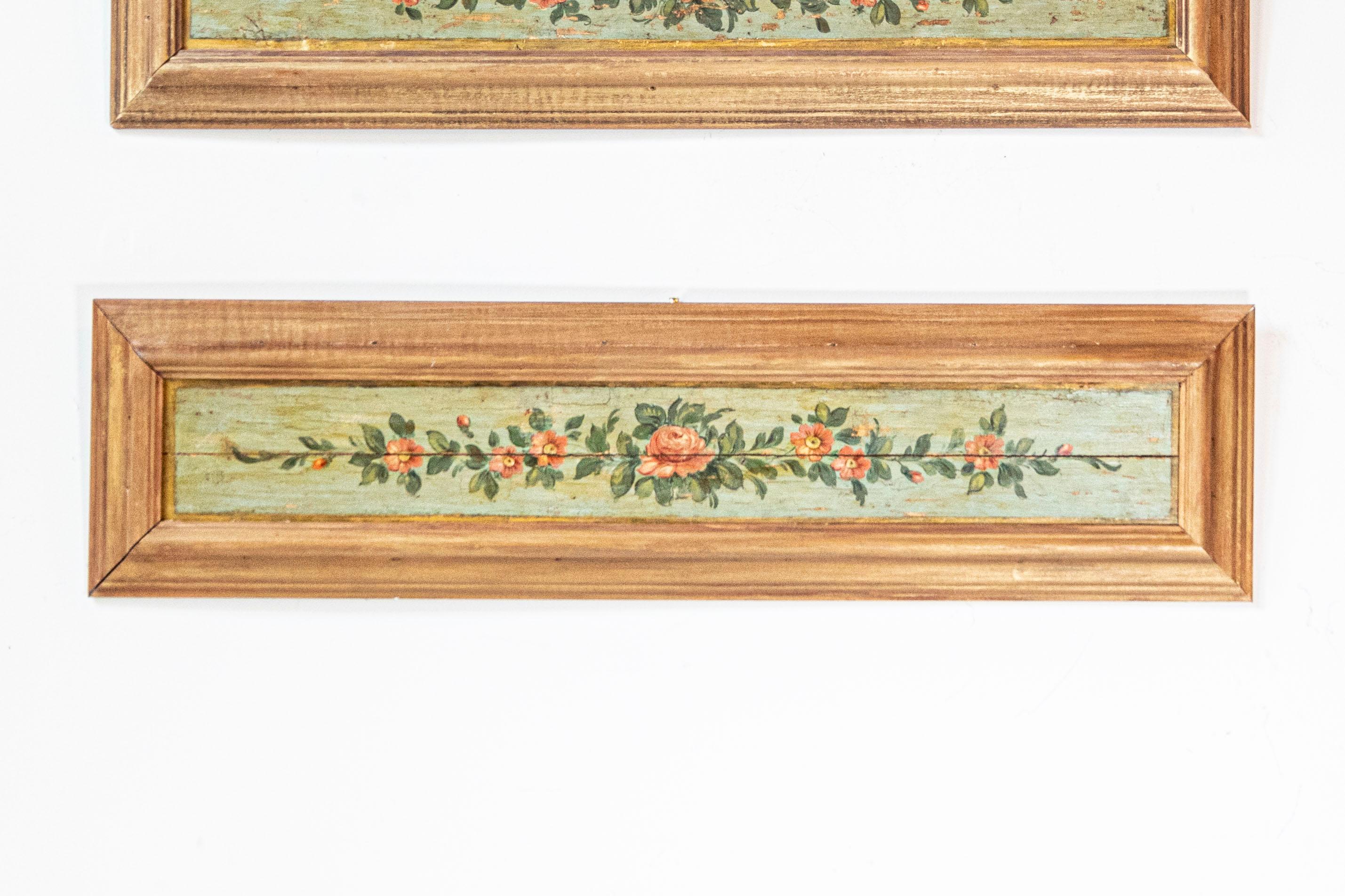 Pareja de paneles decorativos pintados con motivos florales del siglo XIX con marcos nuevos envejecidos en venta 4