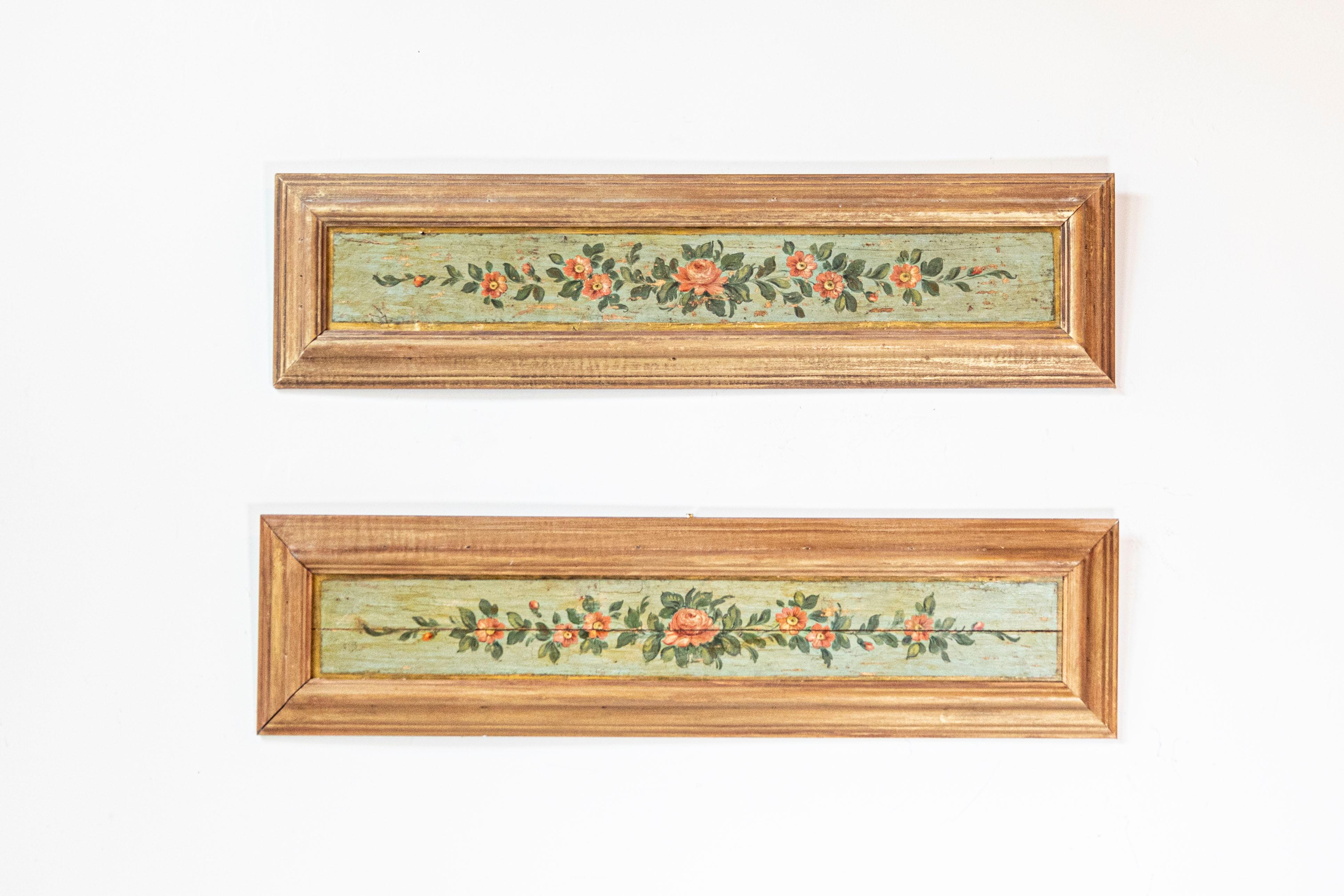 Este par de paneles decorativos pintados con motivos florales del siglo XIX ofrece una hermosa visión de la artesanía tradicional, con delicados motivos florales pintados a mano de suaves flores rosas y naranjas entrelazadas con enredaderas verdes.