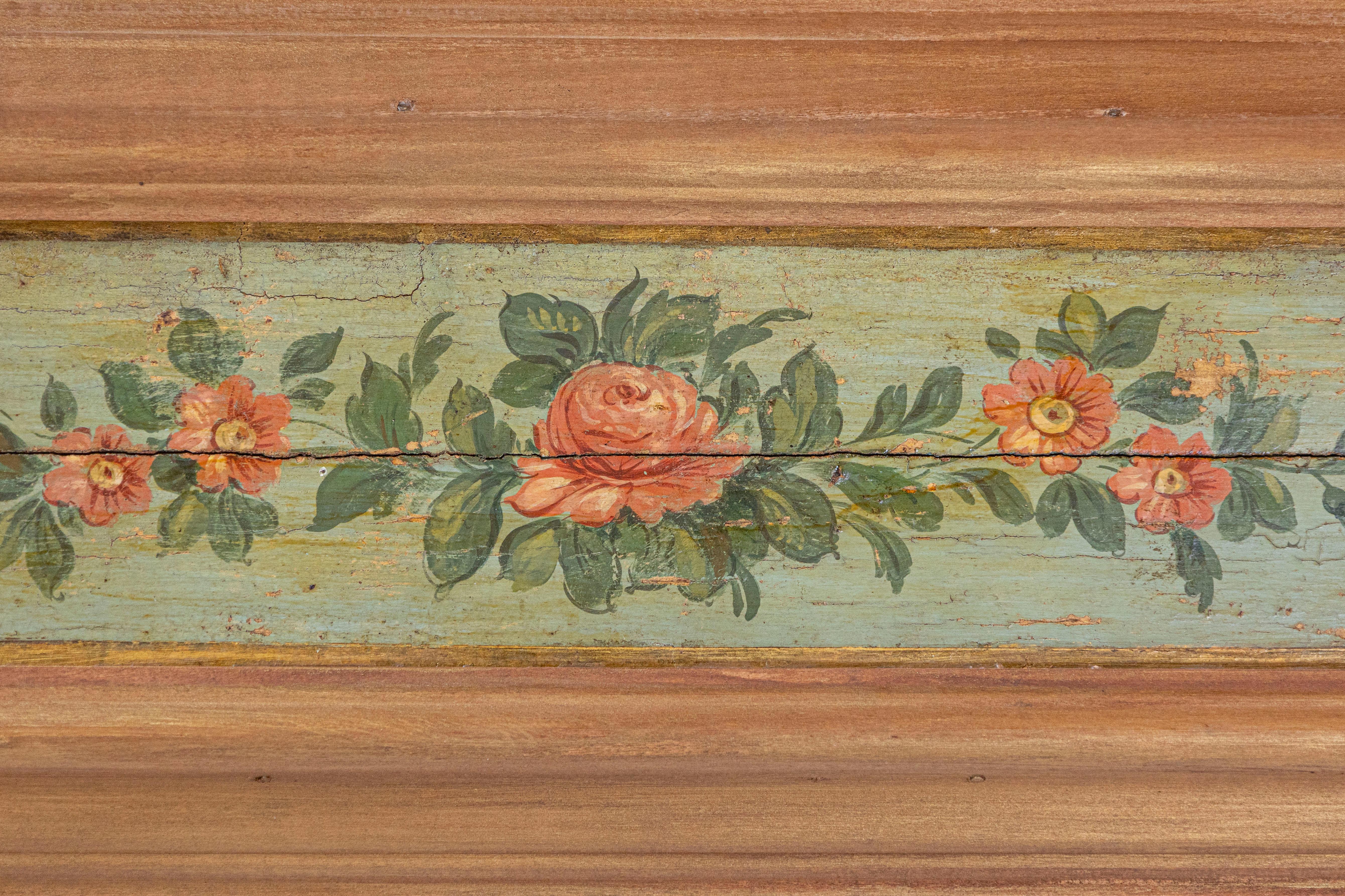 Pareja de paneles decorativos pintados con motivos florales del siglo XIX con marcos nuevos envejecidos Francés en venta