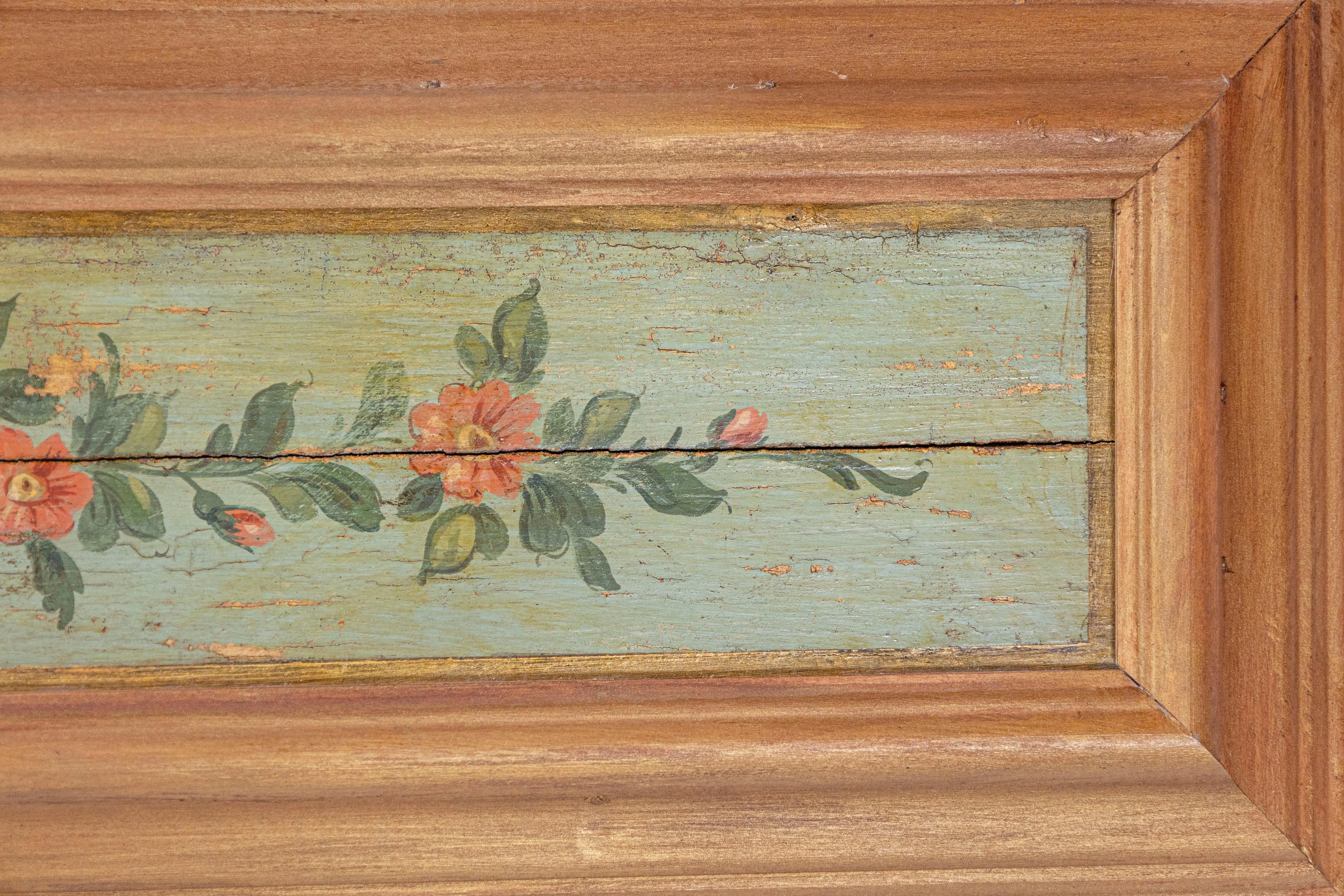 Pareja de paneles decorativos pintados con motivos florales del siglo XIX con marcos nuevos envejecidos Pintado a mano en venta