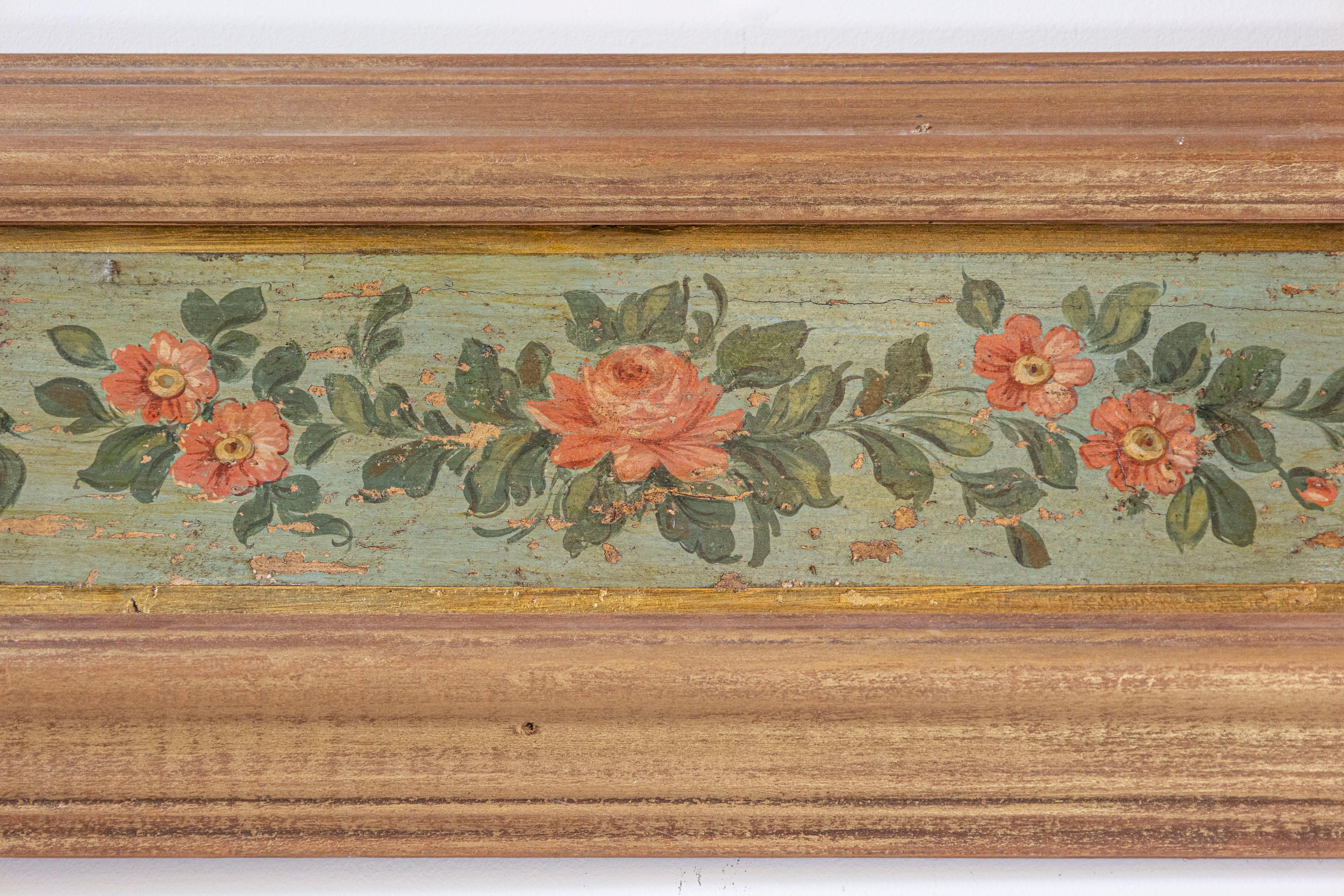 Pareja de paneles decorativos pintados con motivos florales del siglo XIX con marcos nuevos envejecidos en venta 1