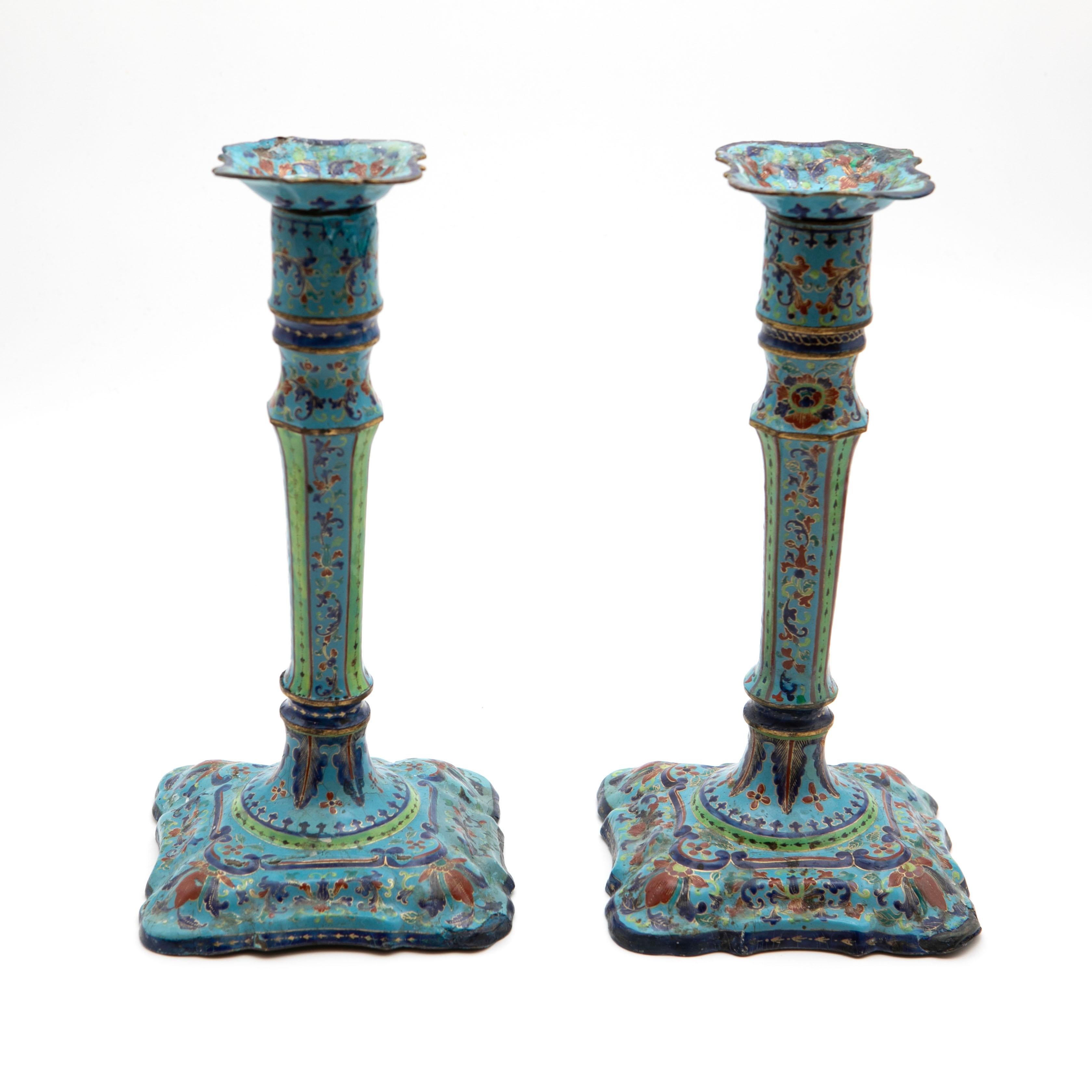 Coppia di candelieri decorativi antichi in smalto di Canton, Cina in vendita 4