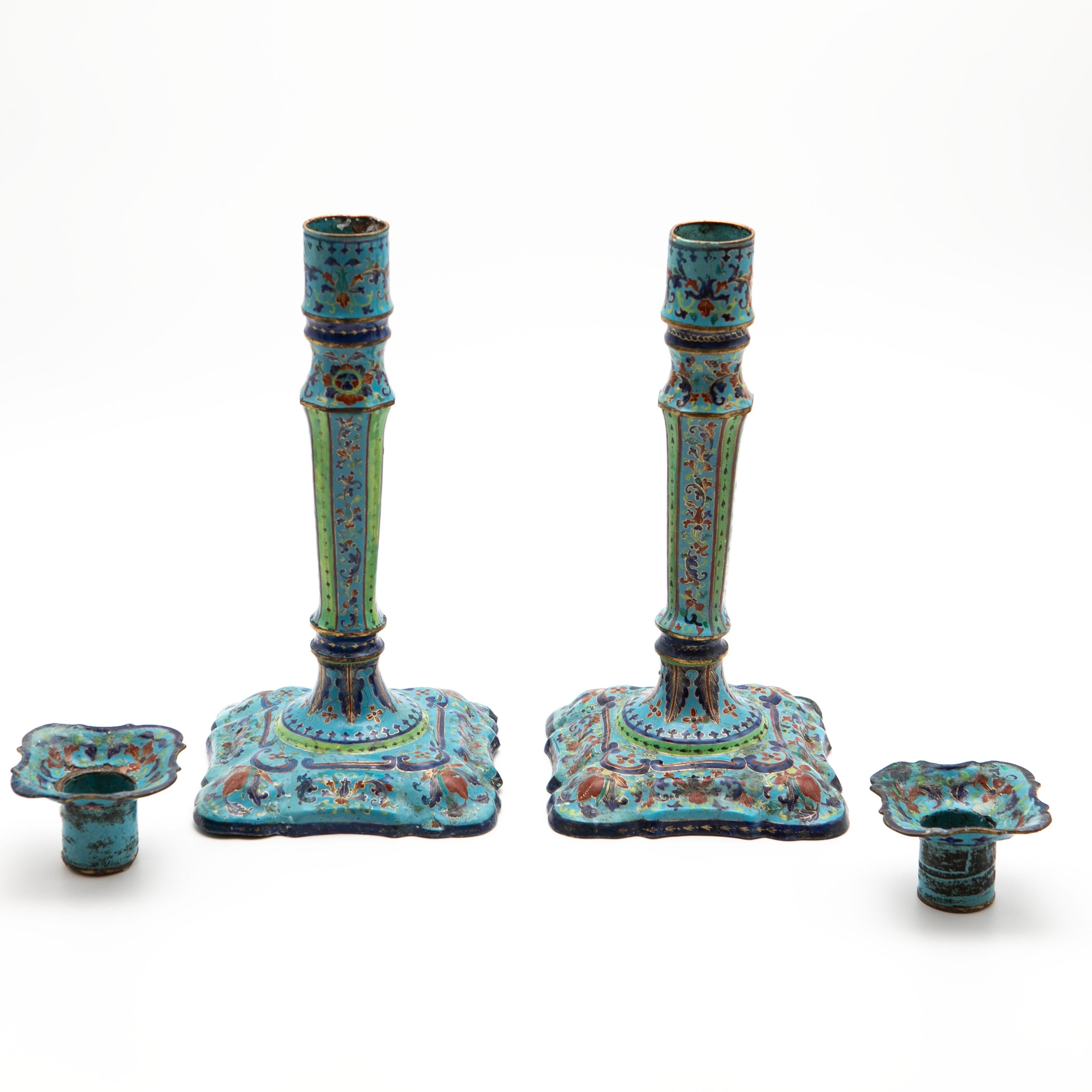 Coppia di candelieri decorativi di Canton, Cina, circa 1800.

Realizzati in rame con intricati dettagli in smalto di Canton, questi candelieri presentano motivi floreali e motivi a vite in tonalità di blu, rosso, verde e oro, su un vivace sfondo