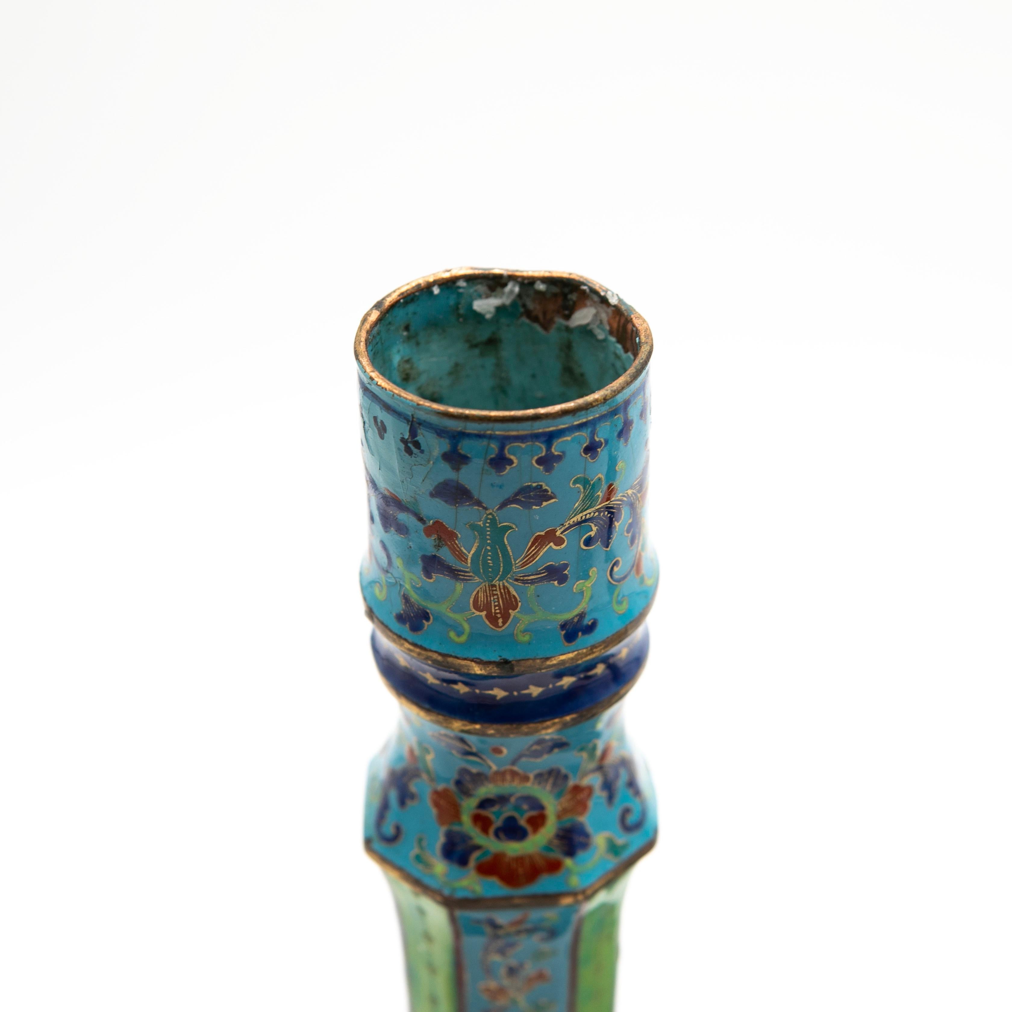 Cinese Coppia di candelieri decorativi antichi in smalto di Canton, Cina in vendita