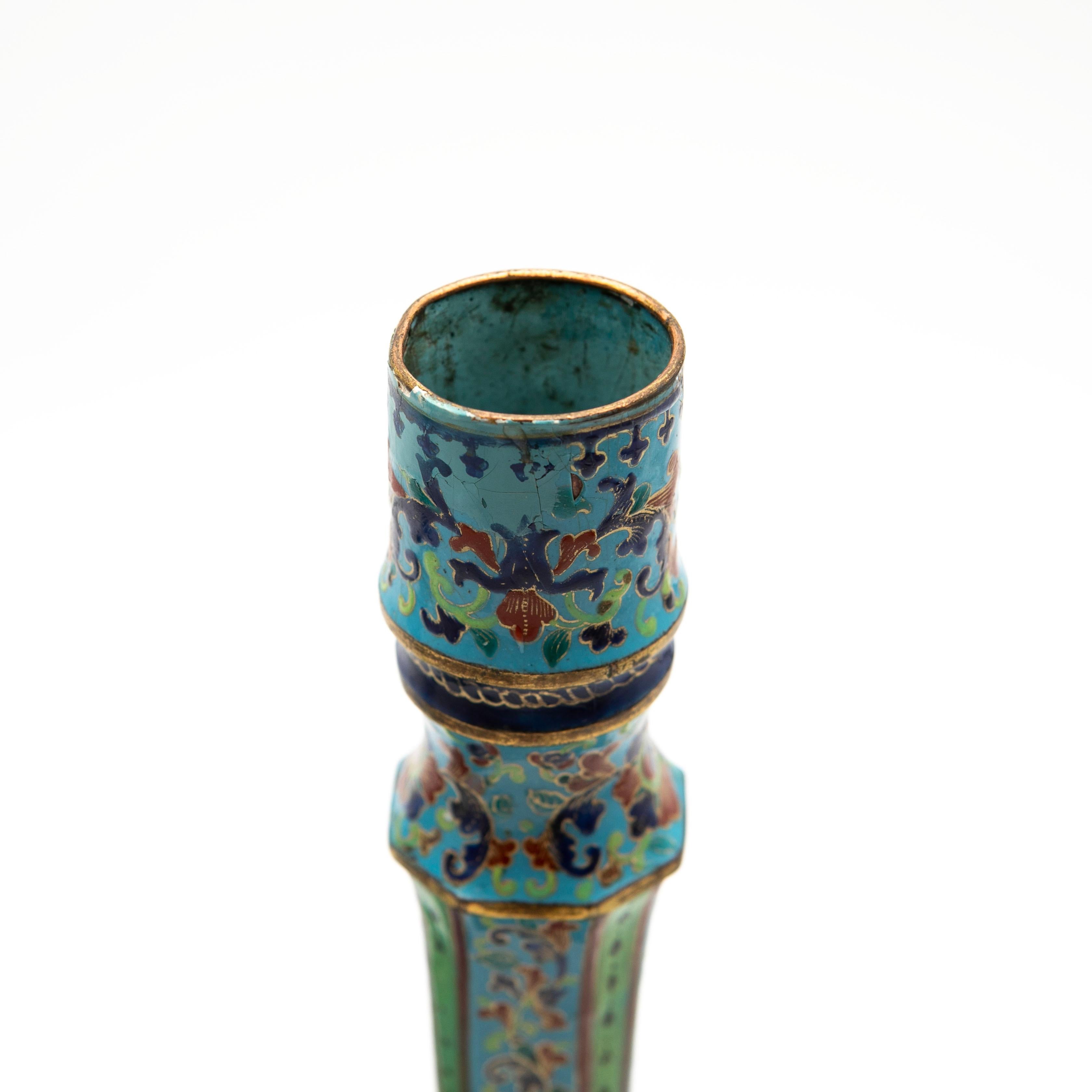 XIX secolo Coppia di candelieri decorativi antichi in smalto di Canton, Cina in vendita