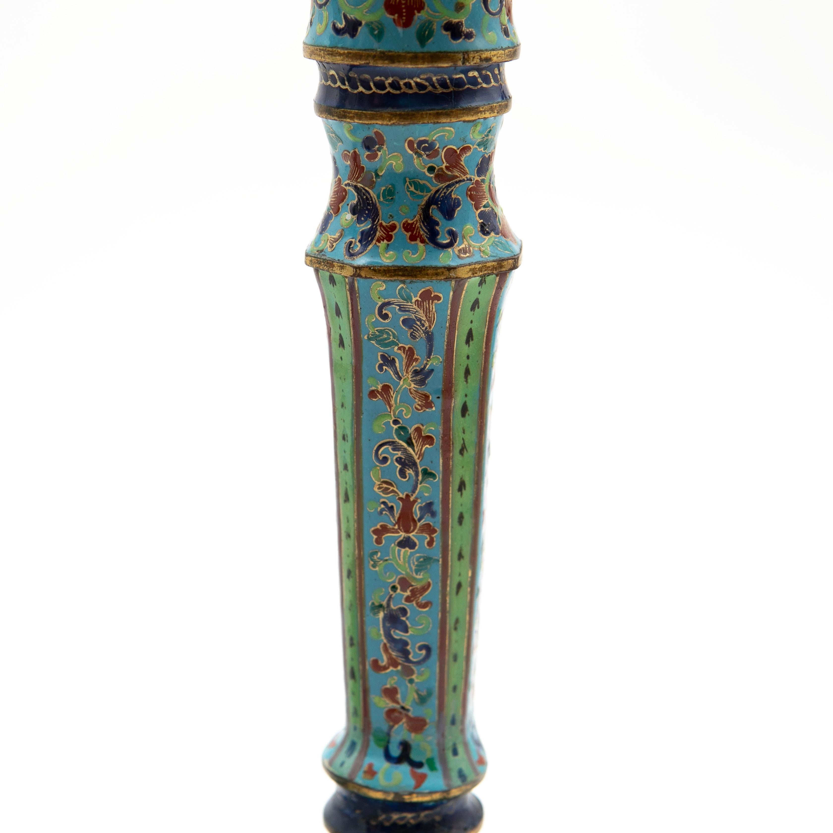 Coppia di candelieri decorativi antichi in smalto di Canton, Cina in vendita 1
