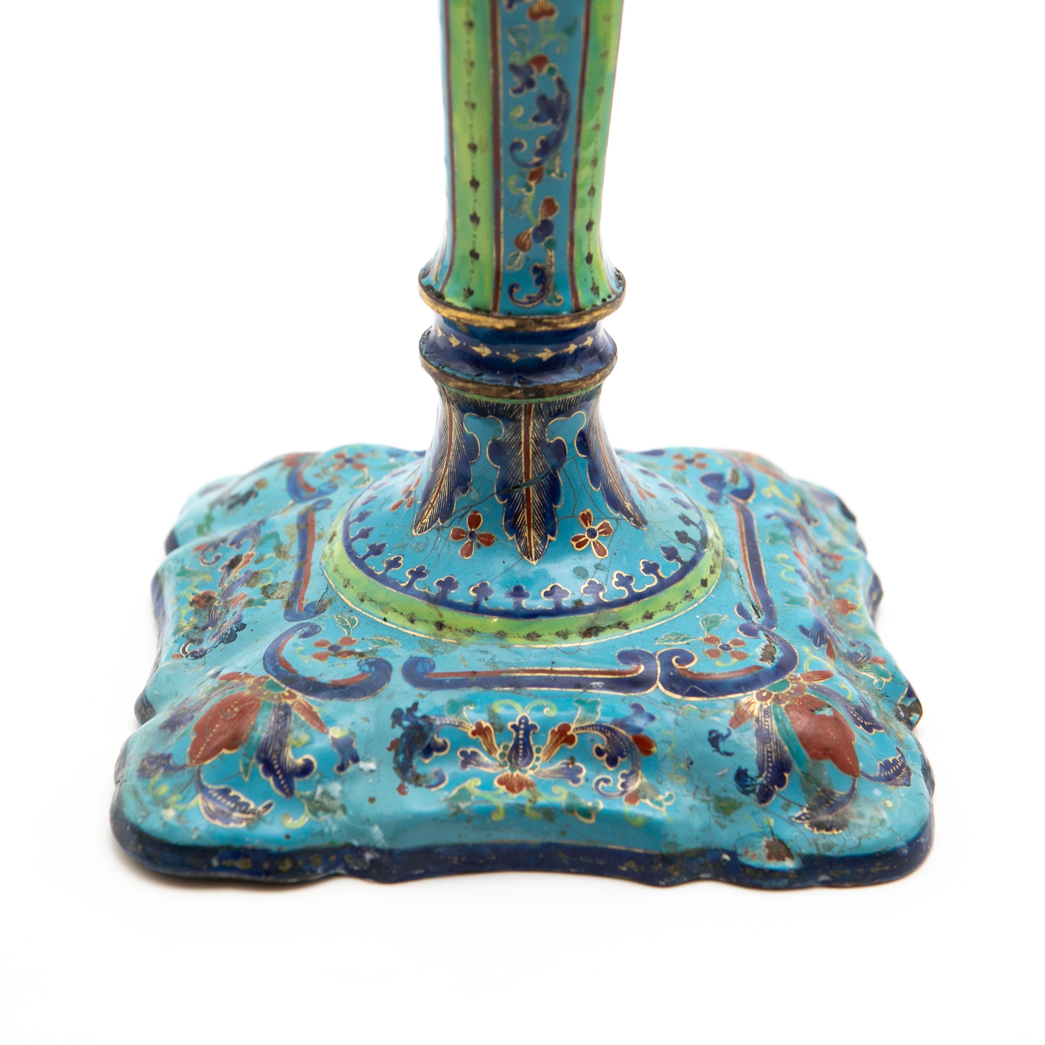 Coppia di candelieri decorativi antichi in smalto di Canton, Cina in vendita 2