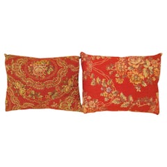 Paire de coussins décoratifs français anciens en tapisserie jacquard avec éléments floraux 
