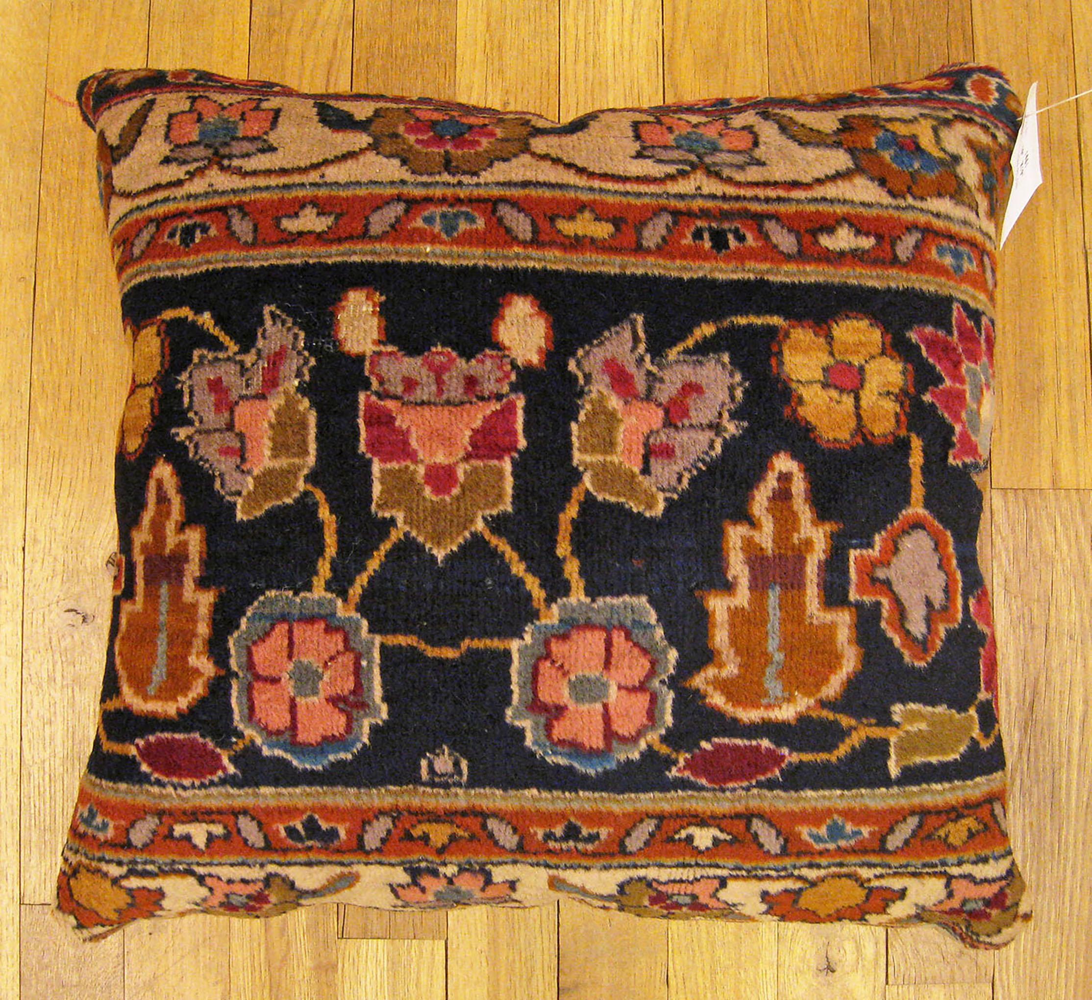 Dekorative antike indische Agra-Teppichkissen mit Blumenelementen, Paar (Wolle) im Angebot