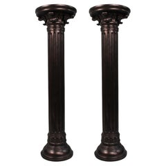 Paire de socles corinthiens décoratifs de style antique