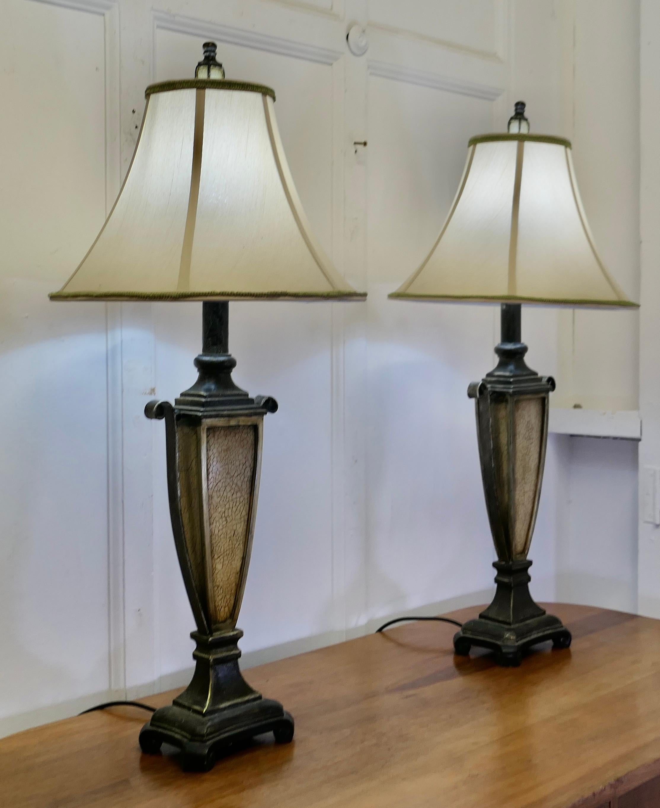 Metà XX secolo Coppia di lampade da tavolo in stile Art Decor   Un'emozionante coppia di lampade in vendita