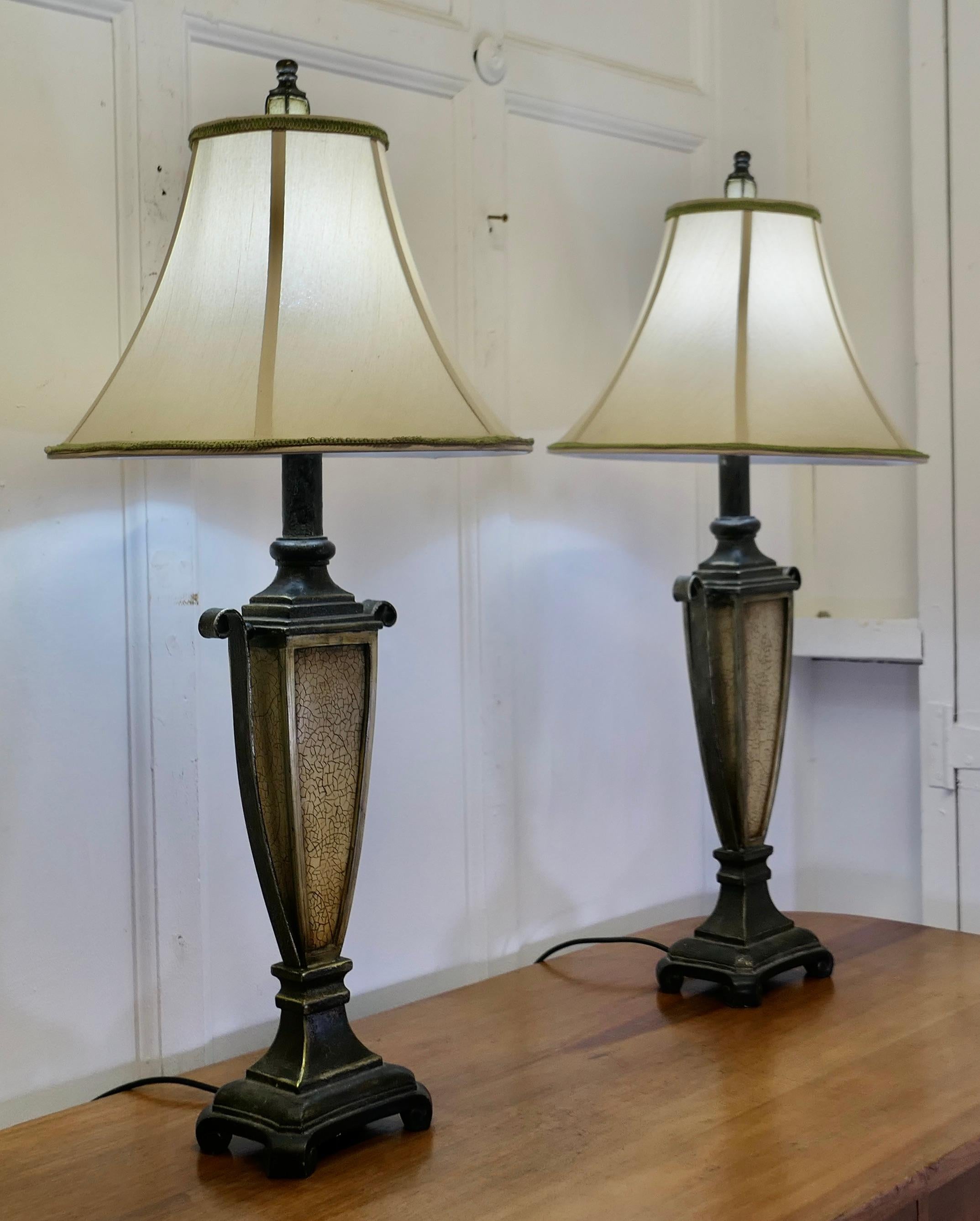 Composizione Coppia di lampade da tavolo in stile Art Decor   Un'emozionante coppia di lampade in vendita