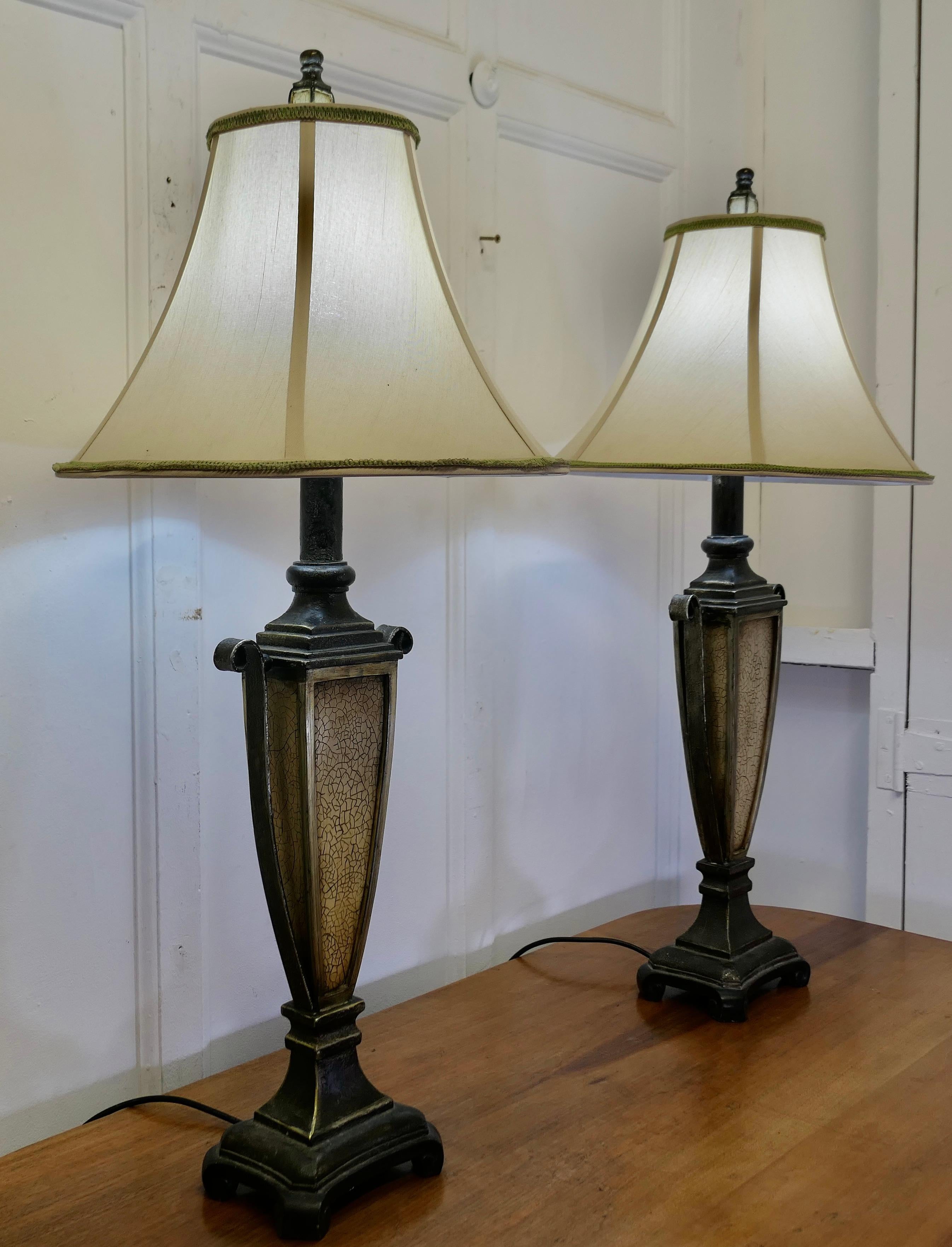 Coppia di lampade da tavolo in stile Art Decor   Un'emozionante coppia di lampade in vendita 1