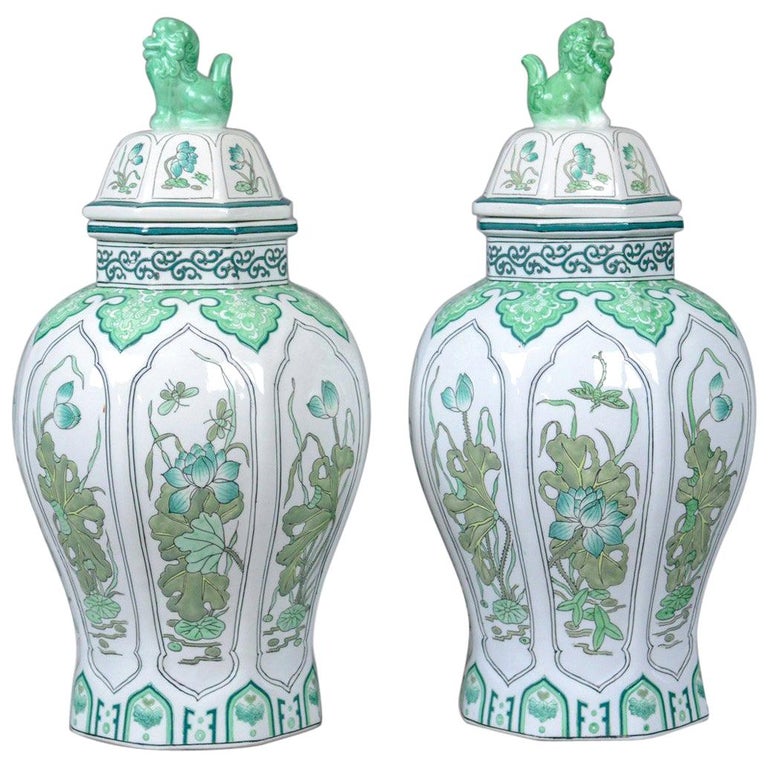 https://a.1stdibscdn.com/pair-of-decorative-baluster-spice-jars-porcelain-vase-20th-century-for-sale/1121189/f_167536511573028348014/16753651_master.jpg?width=768