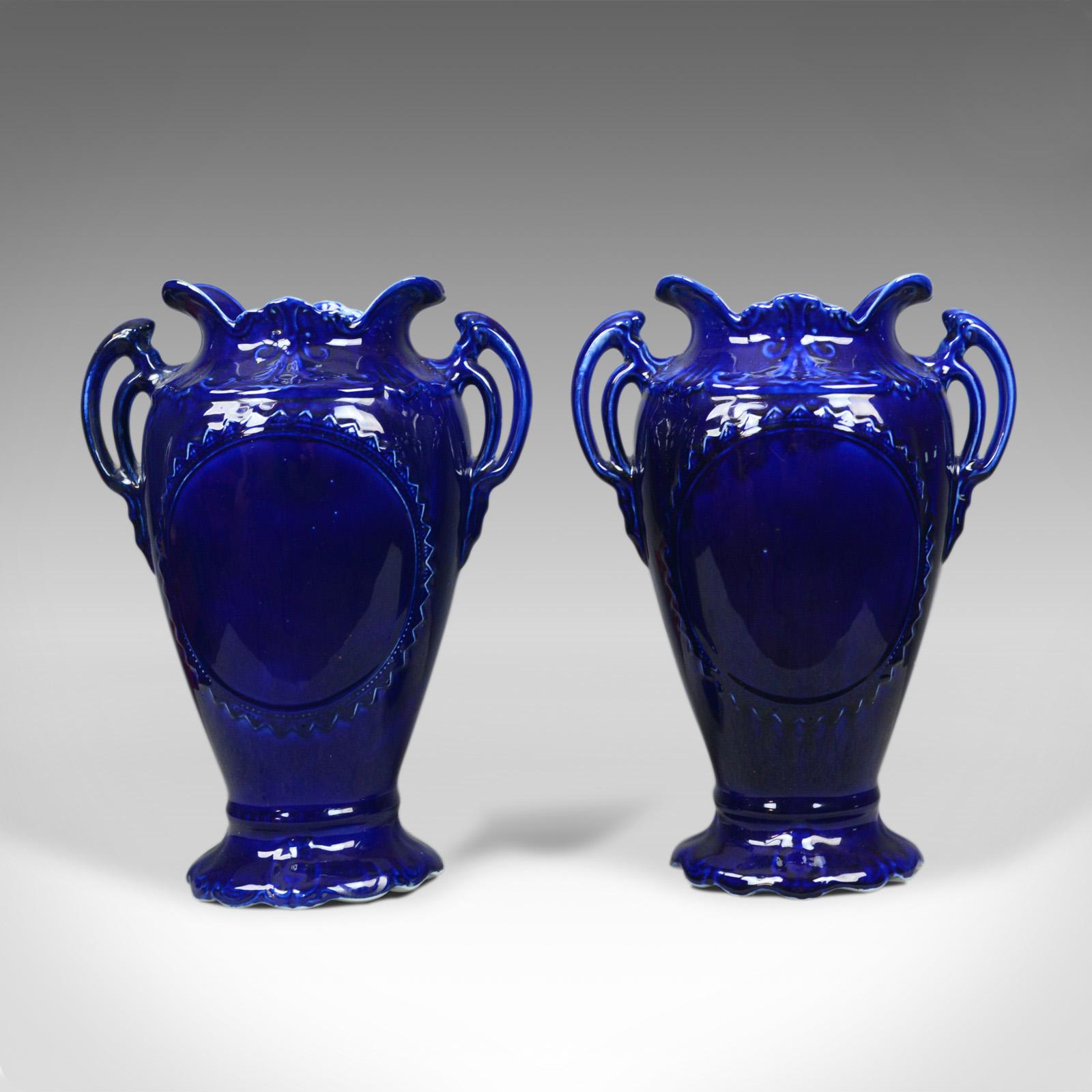 Chinoiseries Paire de vases balustres décoratifs, urnes en céramique, or, bleu, fin du 20e siècle en vente
