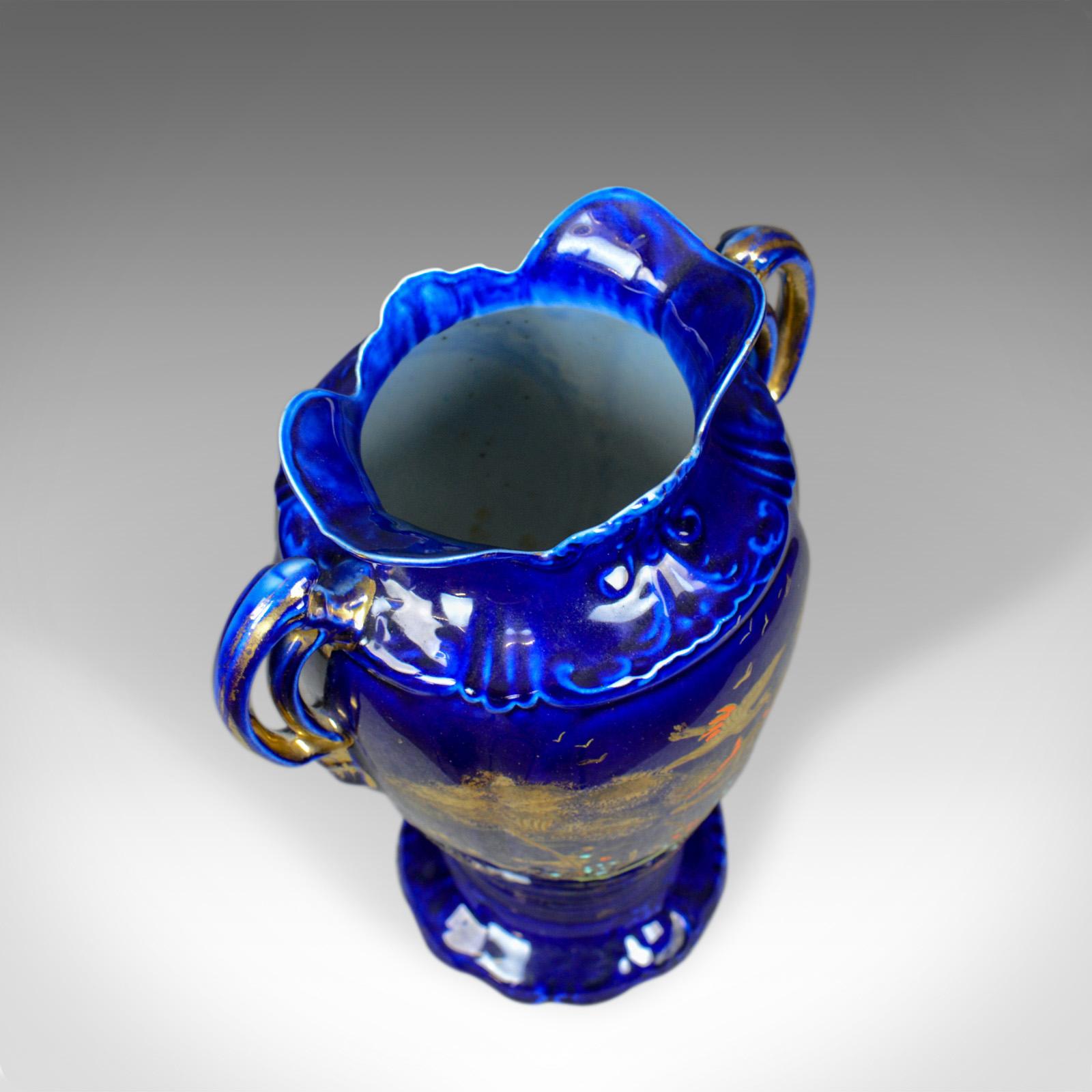 Anglais Paire de vases balustres décoratifs, urnes en céramique, or, bleu, fin du 20e siècle en vente