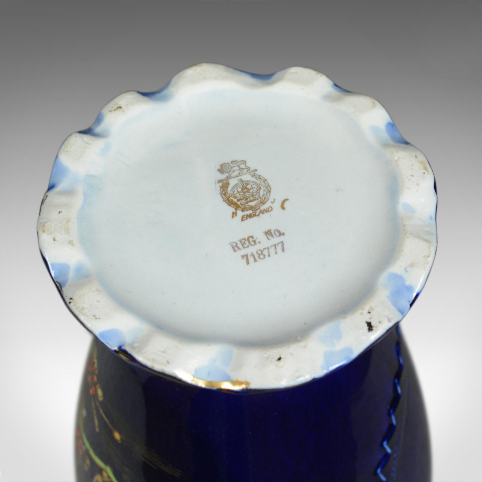 Céramique Paire de vases balustres décoratifs, urnes en céramique, or, bleu, fin du 20e siècle en vente