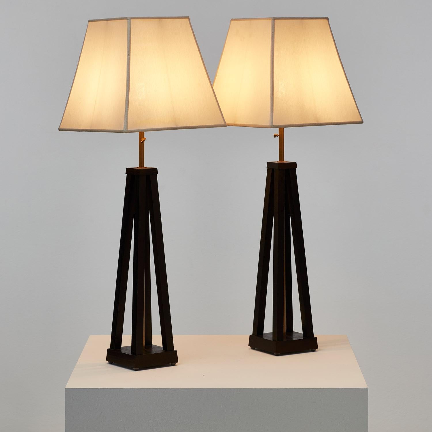 Post-Modern Pair of decorative blackened wood and brass table lamps - Italy, 1980s