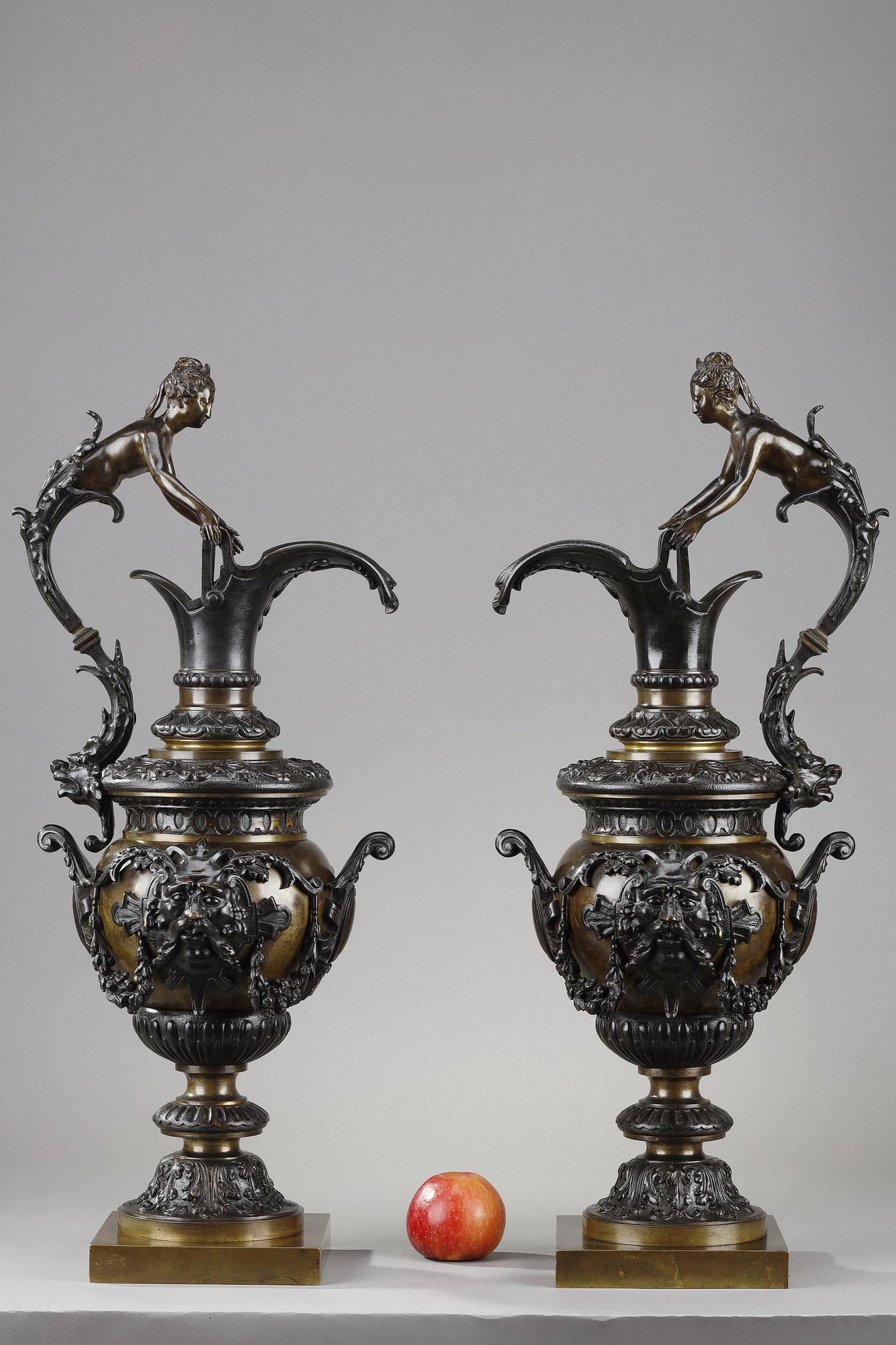 Patiné Paire d'aiguières décoratives en bronze de style Renaissance en vente