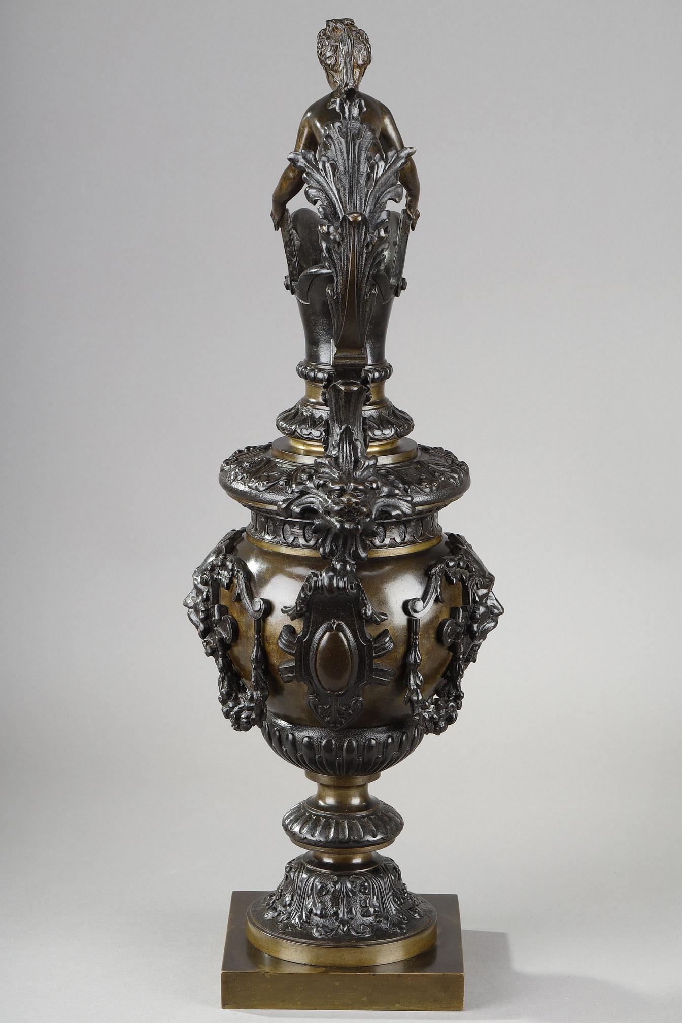 Paire d'aiguières décoratives en bronze de style Renaissance en vente 1