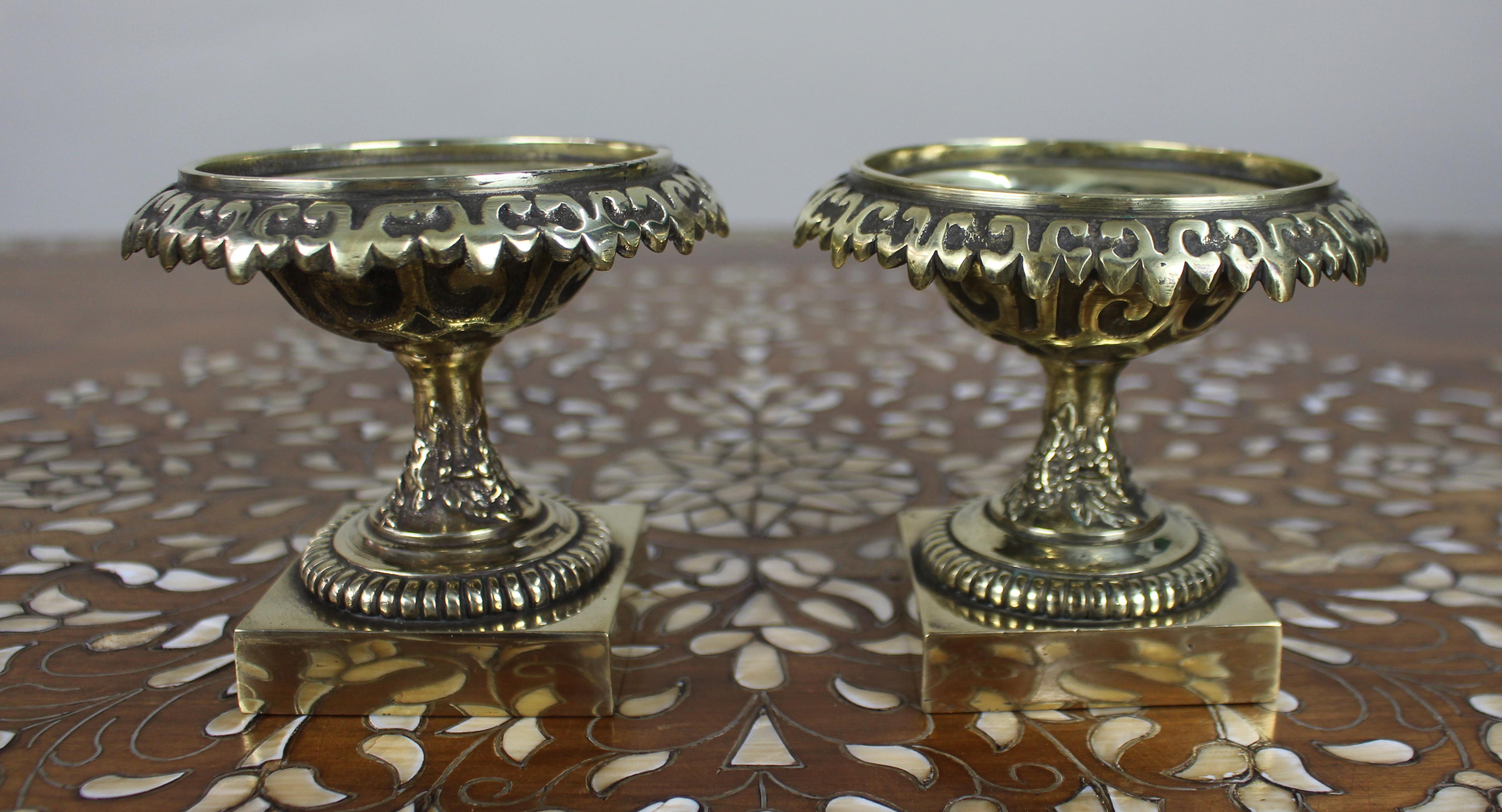 Pair of Decorative Bronze Urns – Grand Tour Style, c.1900 (Italienisch) im Angebot