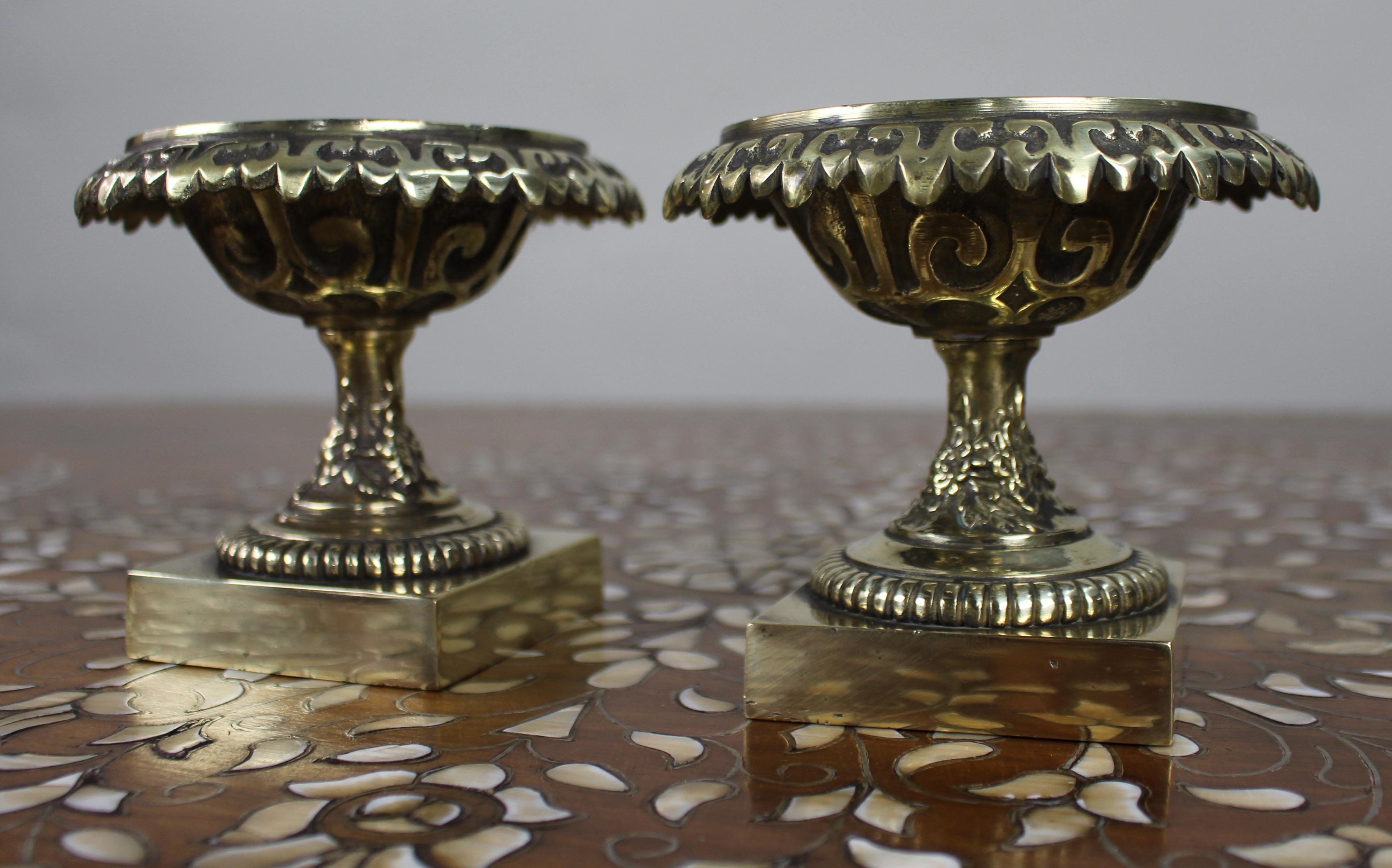 Pair of Decorative Bronze Urns – Grand Tour Style, c.1900 im Angebot 1
