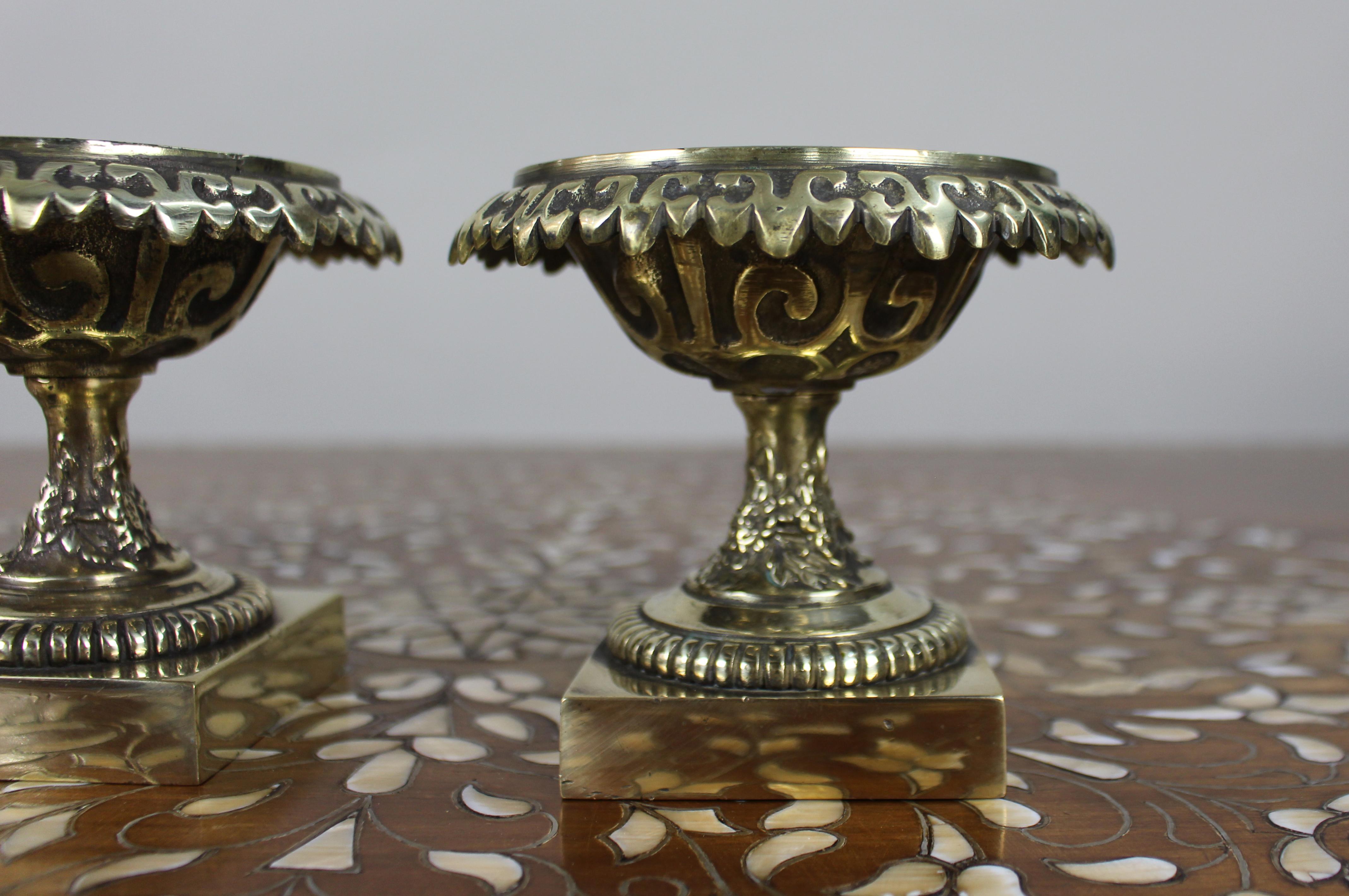 Pair of Decorative Bronze Urns – Grand Tour Style, c.1900 im Angebot 3