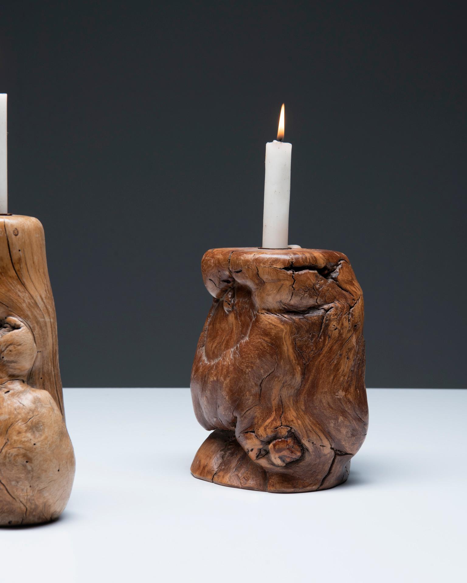 Sculpté à la main Paire de bougeoirs décoratifs en vente
