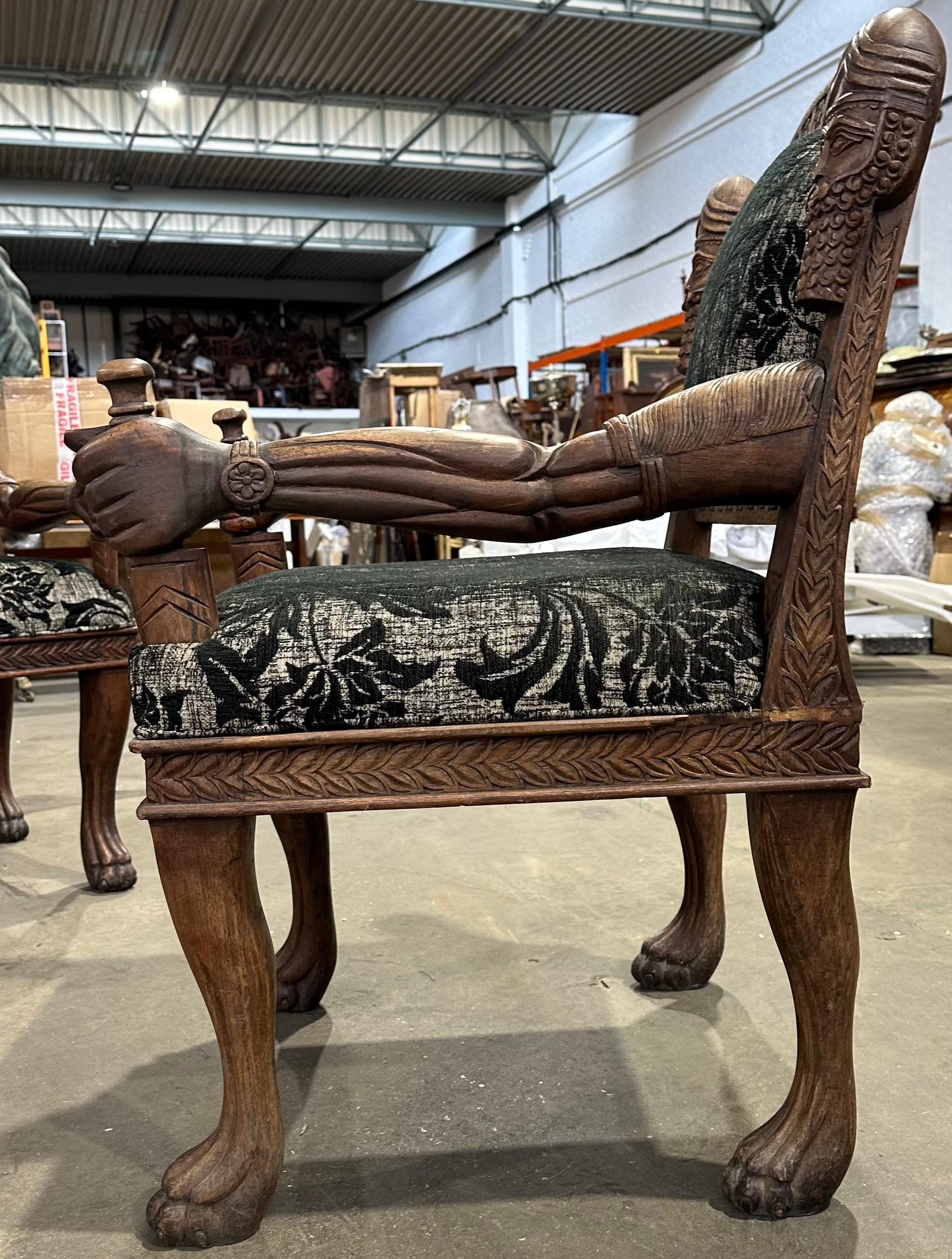 20ième siècle Paire de fauteuils sculptés décoratifs en vente