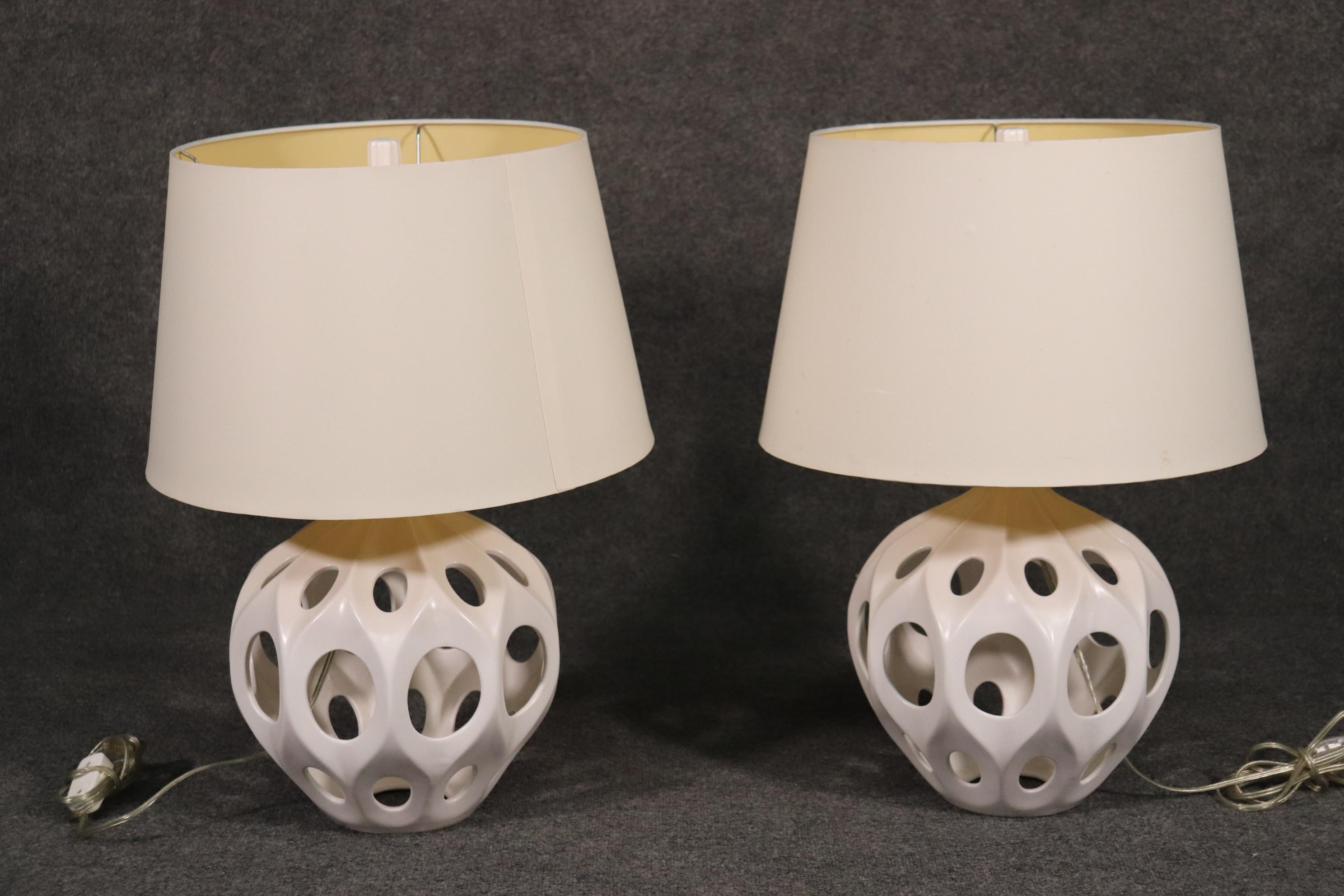 Pair of Decorative Ceramic Mid-Century Modern Geometric Table Lamps In Good Condition In Swedesboro, NJ