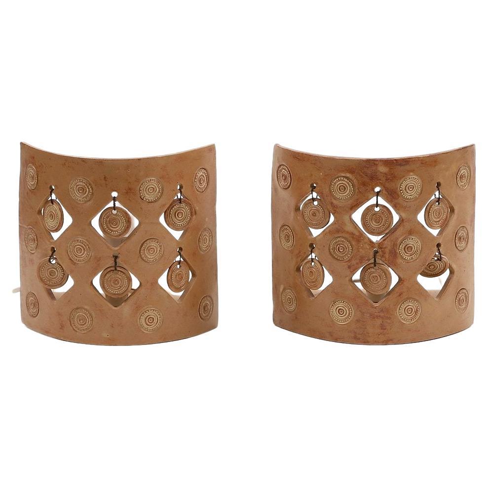 Pareja de apliques decorativos de cerámica