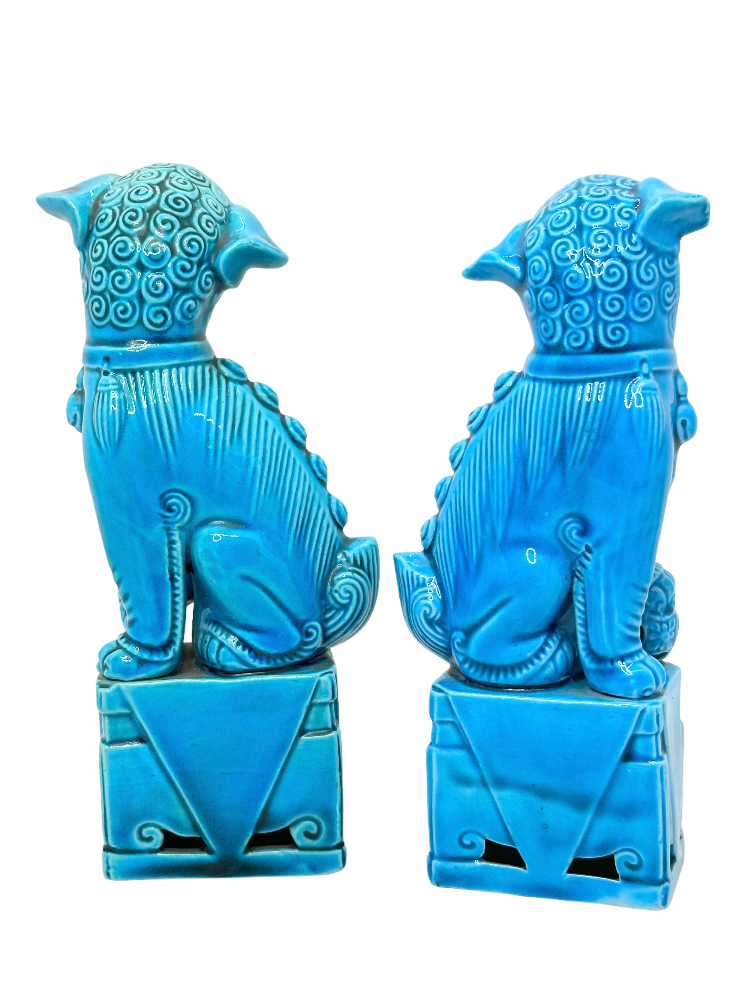 Hollywood Regency Paire de sculptures chinoises décoratives de chiens Foo bleu turquoise, années 1960 en vente