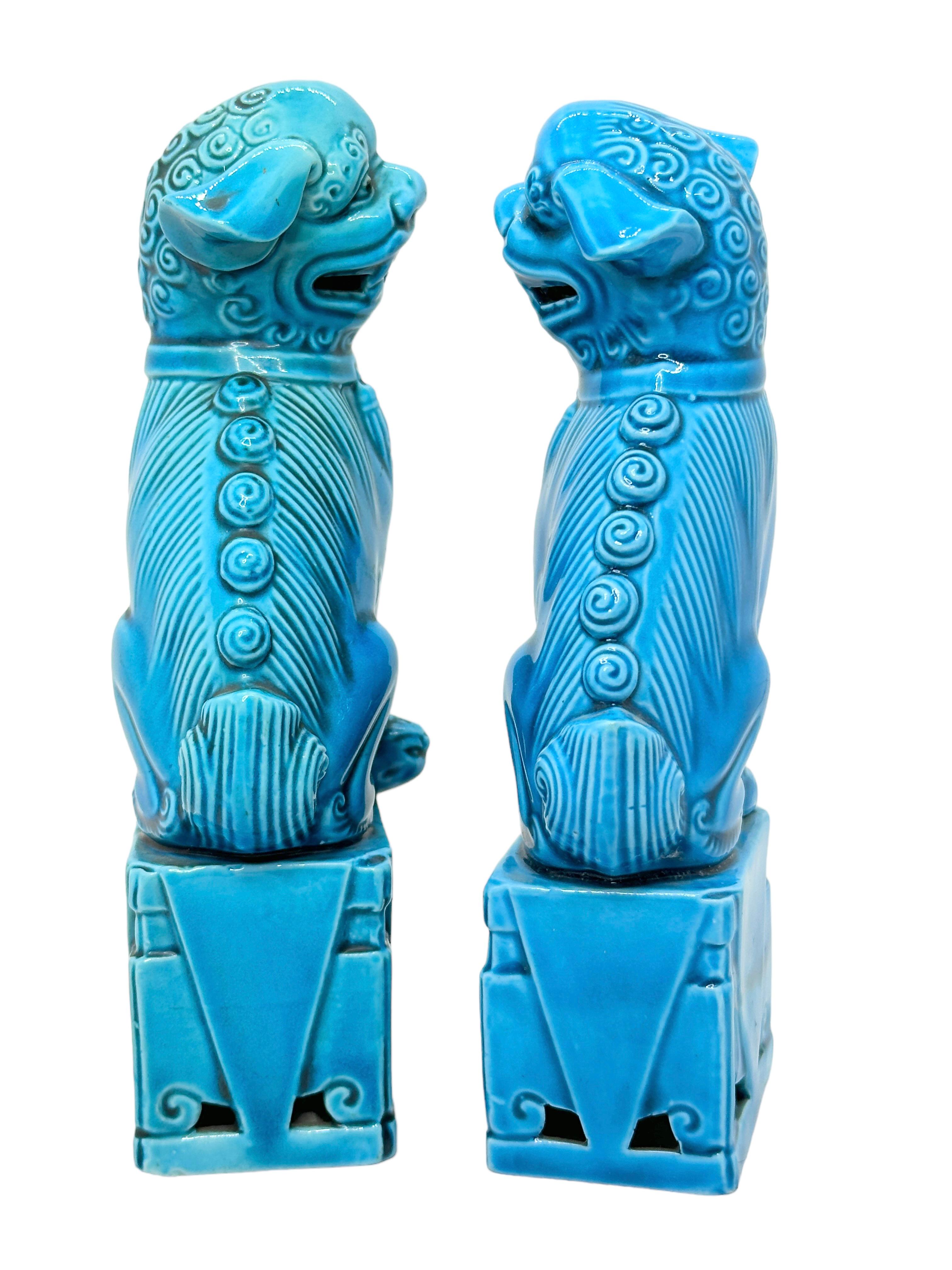 Chinois Paire de sculptures chinoises décoratives de chiens Foo bleu turquoise, années 1960 en vente