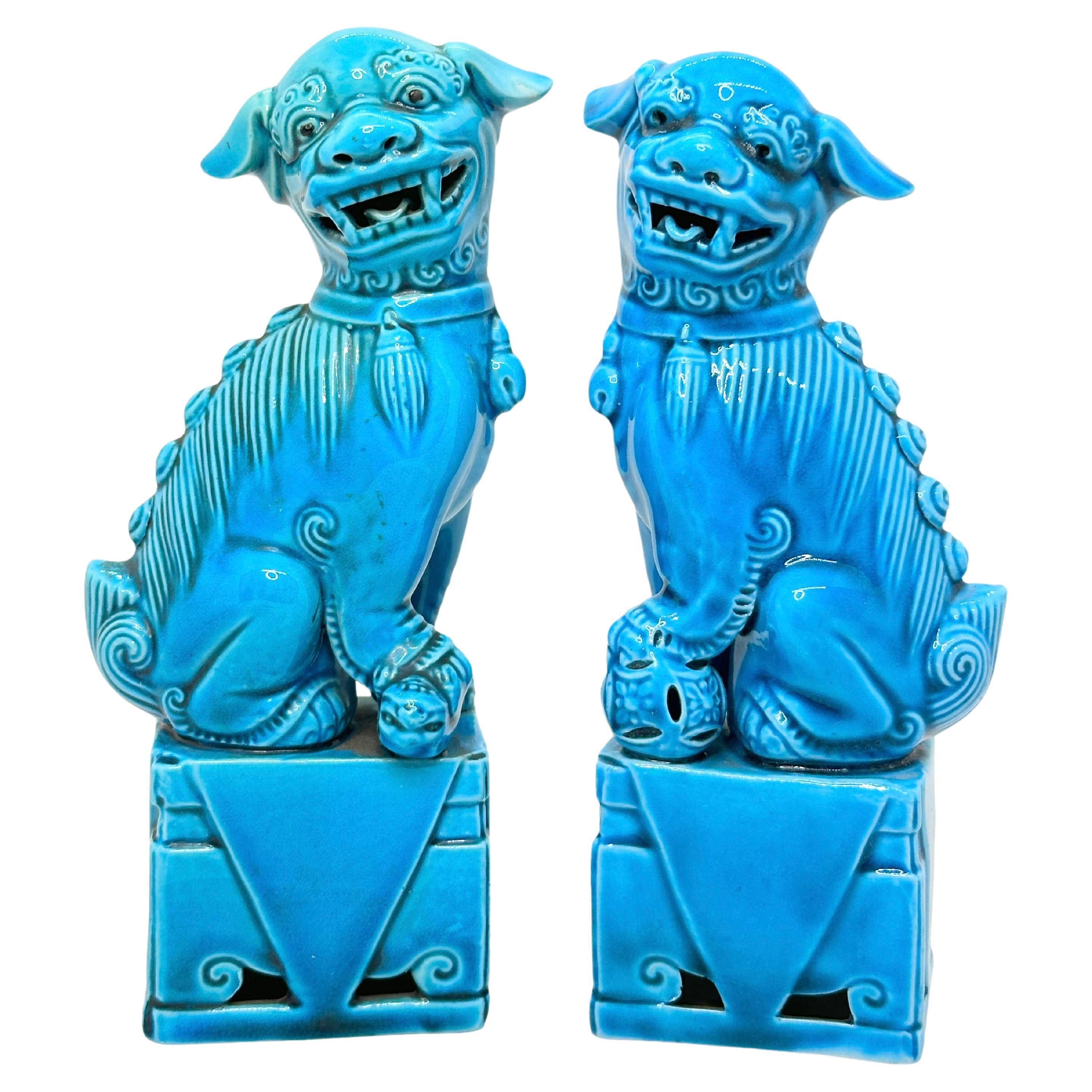 Paire de sculptures chinoises décoratives de chiens Foo bleu turquoise, années 1960 en vente